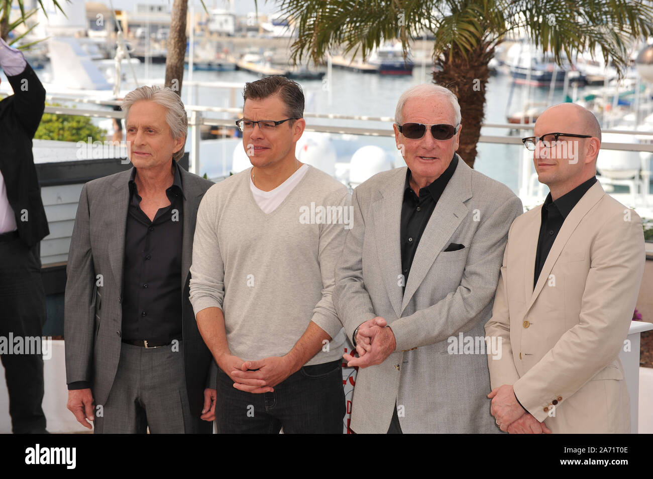 CANNES, FRANCE. 21 mai 2013 : Matt Damon et Michael Douglas avec le réalisateur Steven Soderbergh & producteur Jerry Weintraub au photocall pour leur film "derrière la Candelabra" au 66e Festival de Cannes. © 2013 Paul Smith / Featureflash Banque D'Images