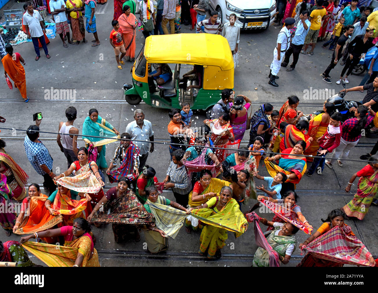 Les dévots hindous la collecte de l'épargne de Madanmohan (Le Seigneur Krishna) Temple pendant le festival.Annakut ou Govardhan Puja est une fête hindoue dans laquelle les dévots préparer et offrir une grande variété de nourriture végétarienne pour Le Seigneur Krishna comme un signe de gratitude pour leur enregistrement par les inondations selon la mythologie Hindoue. Banque D'Images