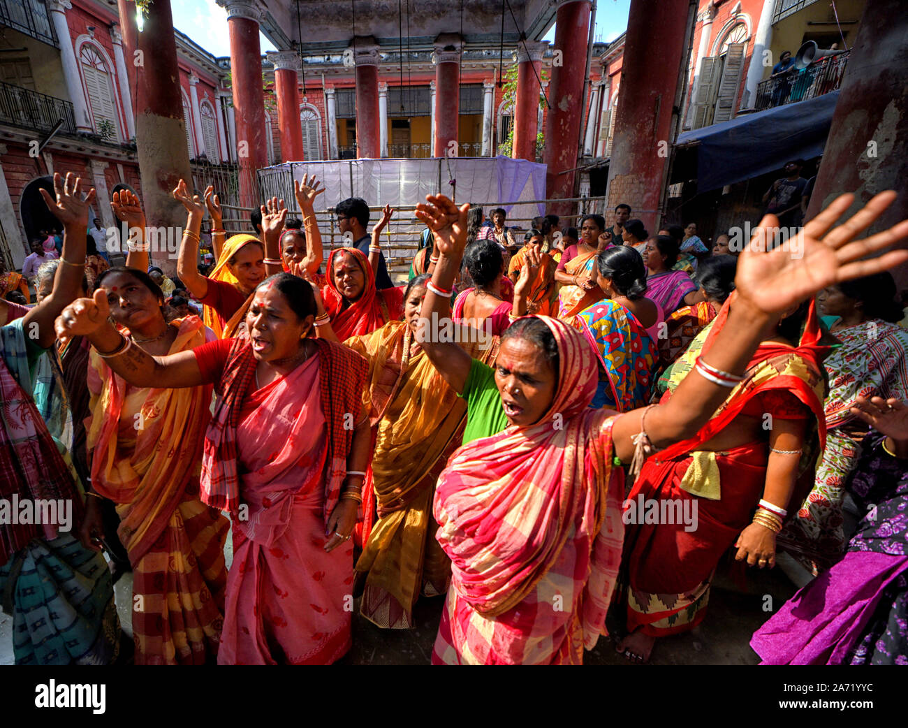 Les dévots hindous chantant et dansant à l'intérieur de Madan Mohan Temple avant le début du festival.Annakut ou Govardhan Puja est une fête hindoue dans laquelle les dévots préparer et offrir une grande variété de nourriture végétarienne pour Le Seigneur Krishna comme un signe de gratitude pour leur enregistrement par les inondations selon la mythologie Hindoue. Banque D'Images