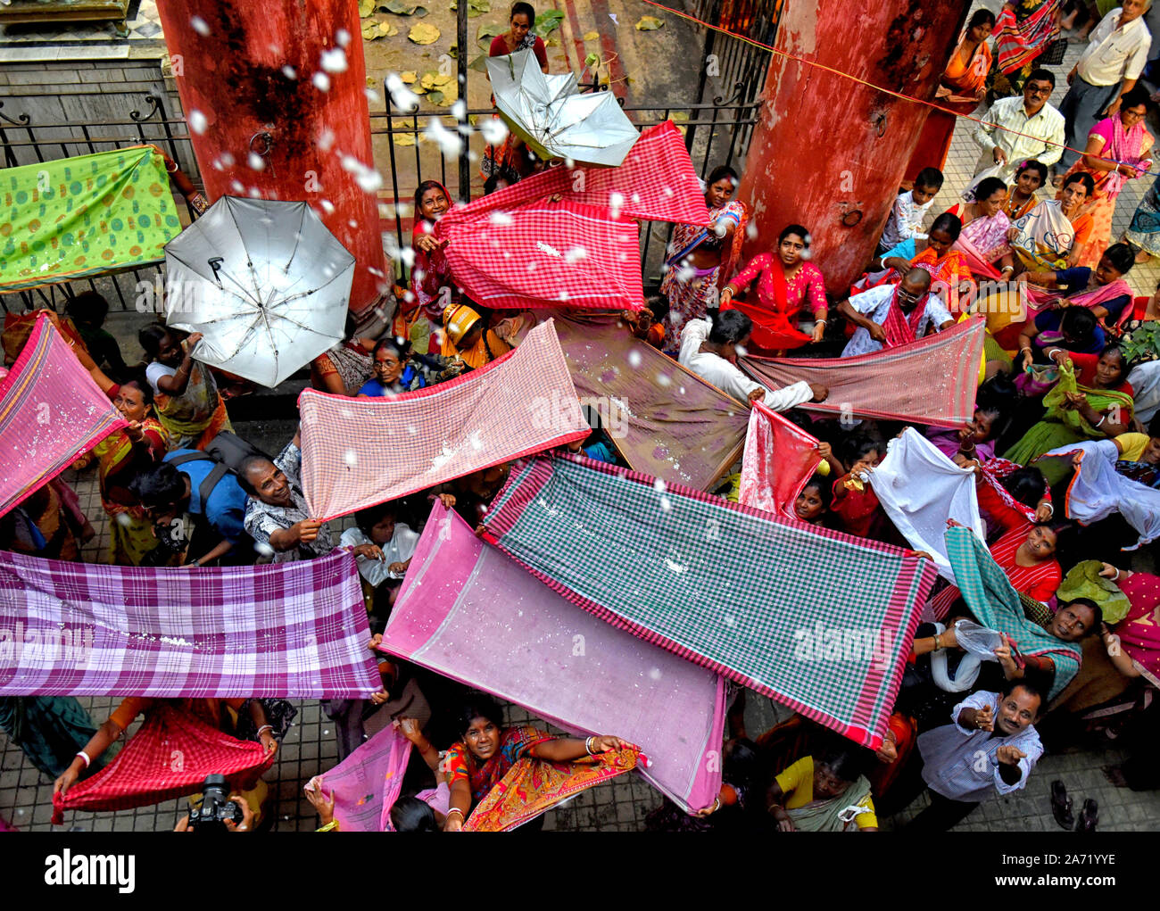 Les dévots hindous la collecte de l'épargne de Madanmohan (Le Seigneur Krishna) Temple pendant le festival.Annakut ou Govardhan Puja est une fête hindoue dans laquelle les dévots préparer et offrir une grande variété de nourriture végétarienne pour Le Seigneur Krishna comme un signe de gratitude pour leur enregistrement par les inondations selon la mythologie Hindoue. Banque D'Images