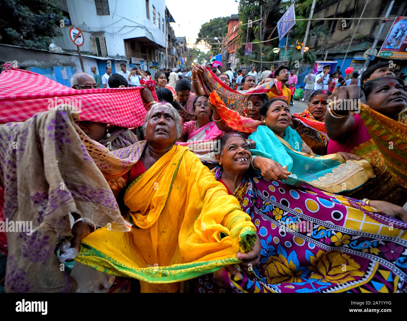 Les dévots hindous la collecte de l'épargne de Madanmohan (Le Seigneur Krishna) Temple pendant le festival.Annakut ou Govardhan Puja est une fête hindoue dans laquelle les dévots préparer et offrir une grande variété de nourriture végétarienne pour Le Seigneur Krishna comme un signe de gratitude pour leur enregistrement par les inondations selon la mythologie Hindoue. Banque D'Images