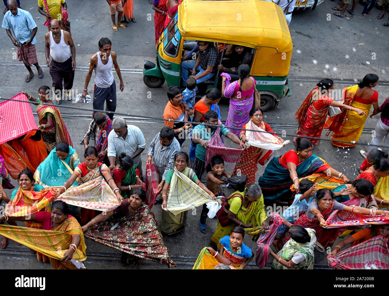 Les dévots hindous la collecte de l'épargne de Madanmohan (Le Seigneur Krishna) Temple pendant le festival.Annakut ou Govardhan Puja est une fête hindoue dans laquelle les dévots préparer et offrir une grande variété de nourriture végétarienne pour Le Seigneur Krishna comme un signe de gratitude pour leur enregistrement par les inondations selon la mythologie Hindoue. Banque D'Images