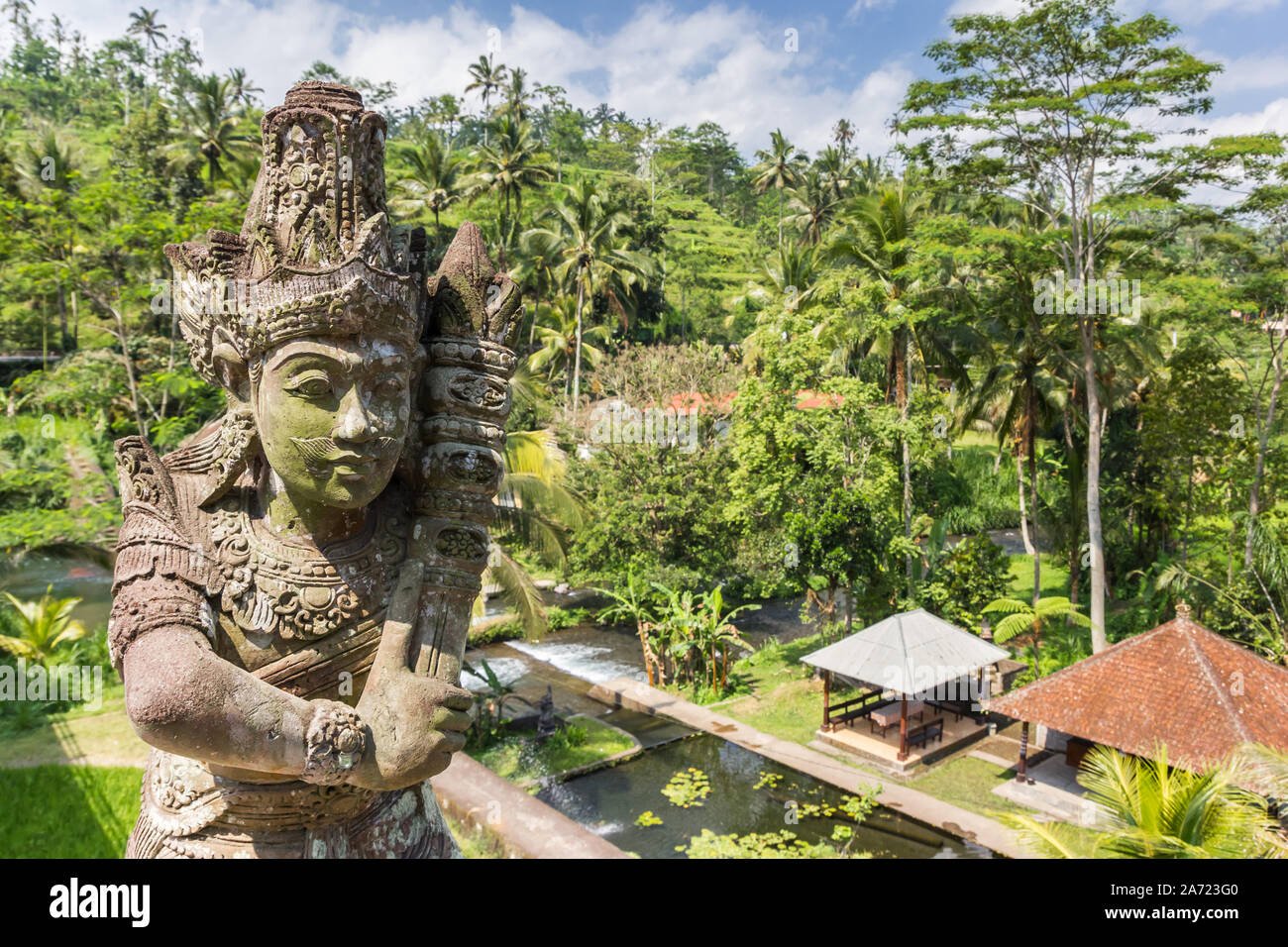 Statue sur un pont au-dessus de la rivière Telaga Waja en Bali, Indonésie Banque D'Images