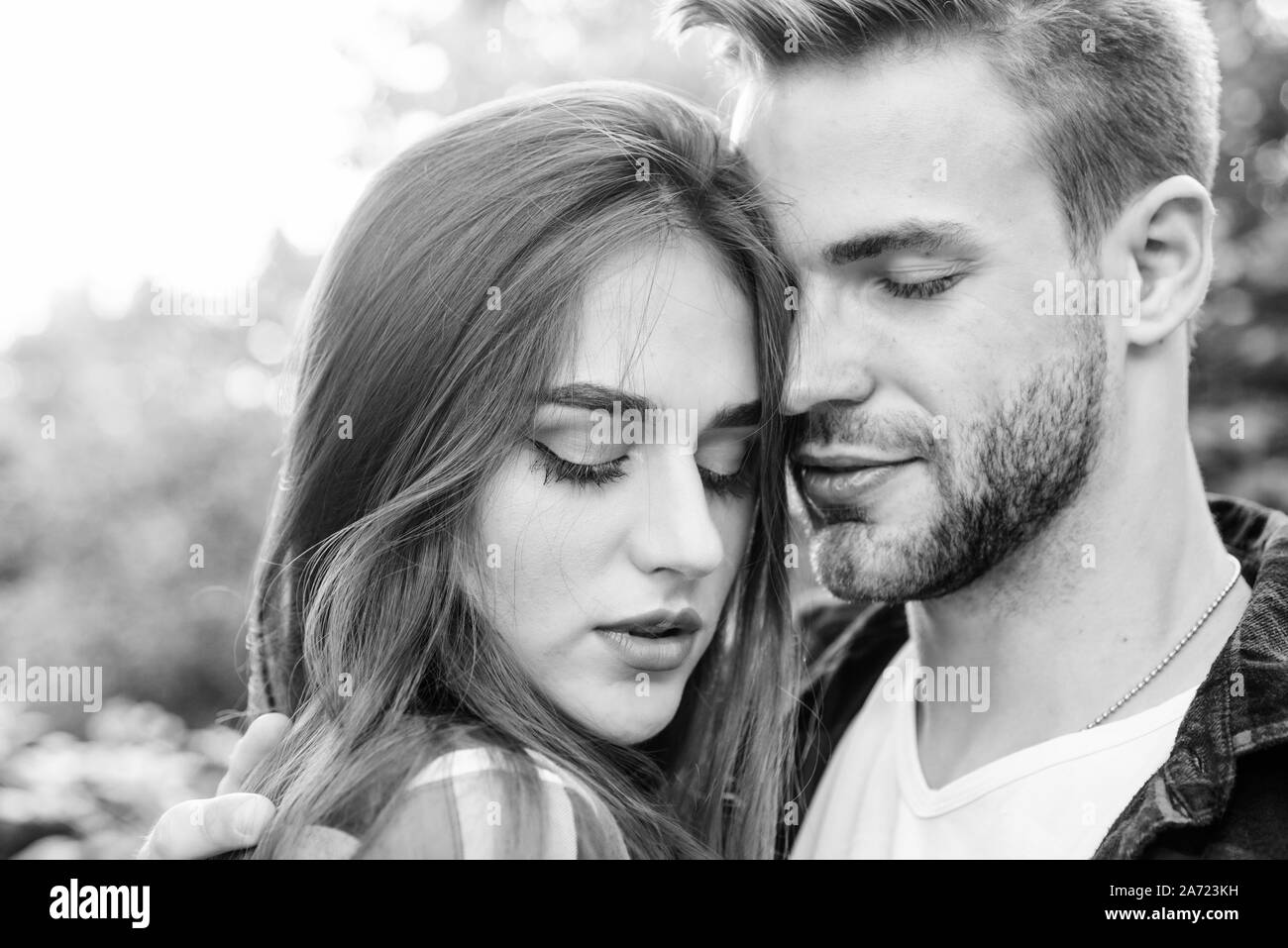 Hipster Homme Et Jolie Femme Dans L Amour Vacances D Ete Tomber En Amour Sentiments Purs Profitant De L Intimite Date Romantique Concept De Belles Personnes Heureux Ensemble Couple Dans L Amour Calins Avec Darling Photo