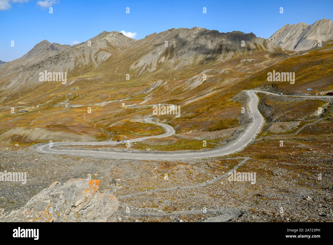 Vue panoramique sur la montagne avec la route sinueuse menant à Colle dell'Agnello passage alpin dans un beau jour de fin d'été, Chianale, Coni, Piémont, Italie Banque D'Images