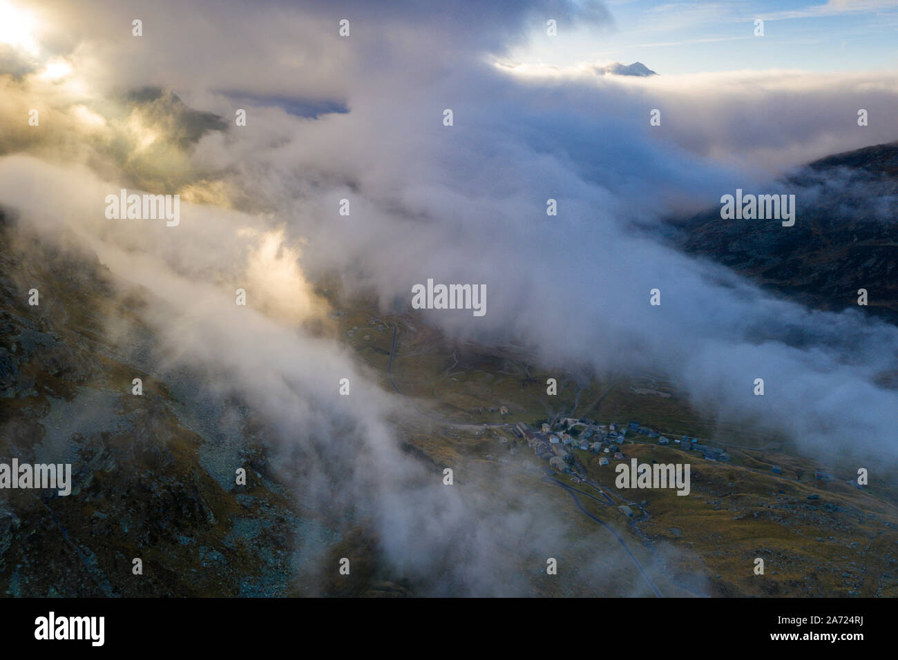 Vue aérienne de la mer de nuages sur la Vallée Village, Montespluga, Cf Alpina Valchiavenna, Valtellina, Lombardie, Italie Banque D'Images