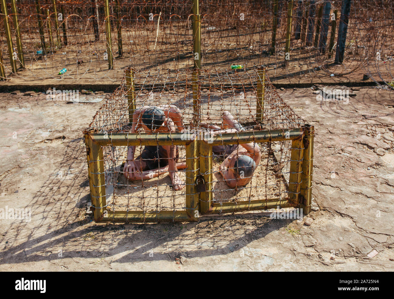 Peuples qui souffrent en captivité en chiffres oncentration la douleur et la mort dans le camp de l'île de Phu Quoc Banque D'Images