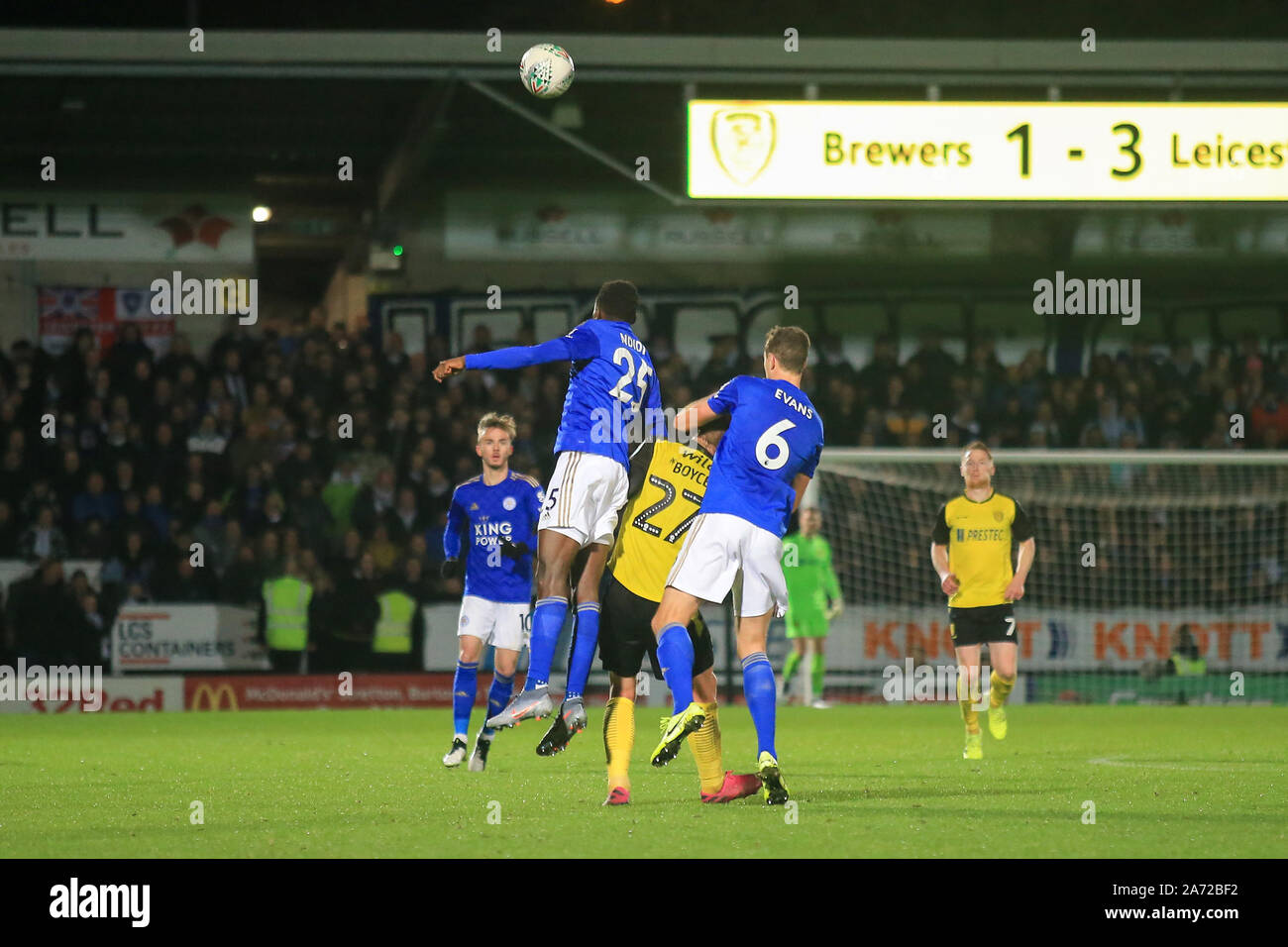 Burton upon Trent, Royaume-Uni. 29 Oct, 2019. Wilfred Ndidi de Leicester City (25) et Jonny Evans de Leicester City (6) beat Liam Boyce de Burton Albion (27) de la balle au cours de l'EFL Carabao coupe de 16 Correspondance entre Burton Albion et Leicester City au stade de Pirelli, Burton upon Trent, en Angleterre. Photo par Mick Haynes. Usage éditorial uniquement, licence requise pour un usage commercial. Aucune utilisation de pari, de jeux ou d'un seul club/ligue/dvd publications. Credit : UK Sports Photos Ltd/Alamy Live News Banque D'Images