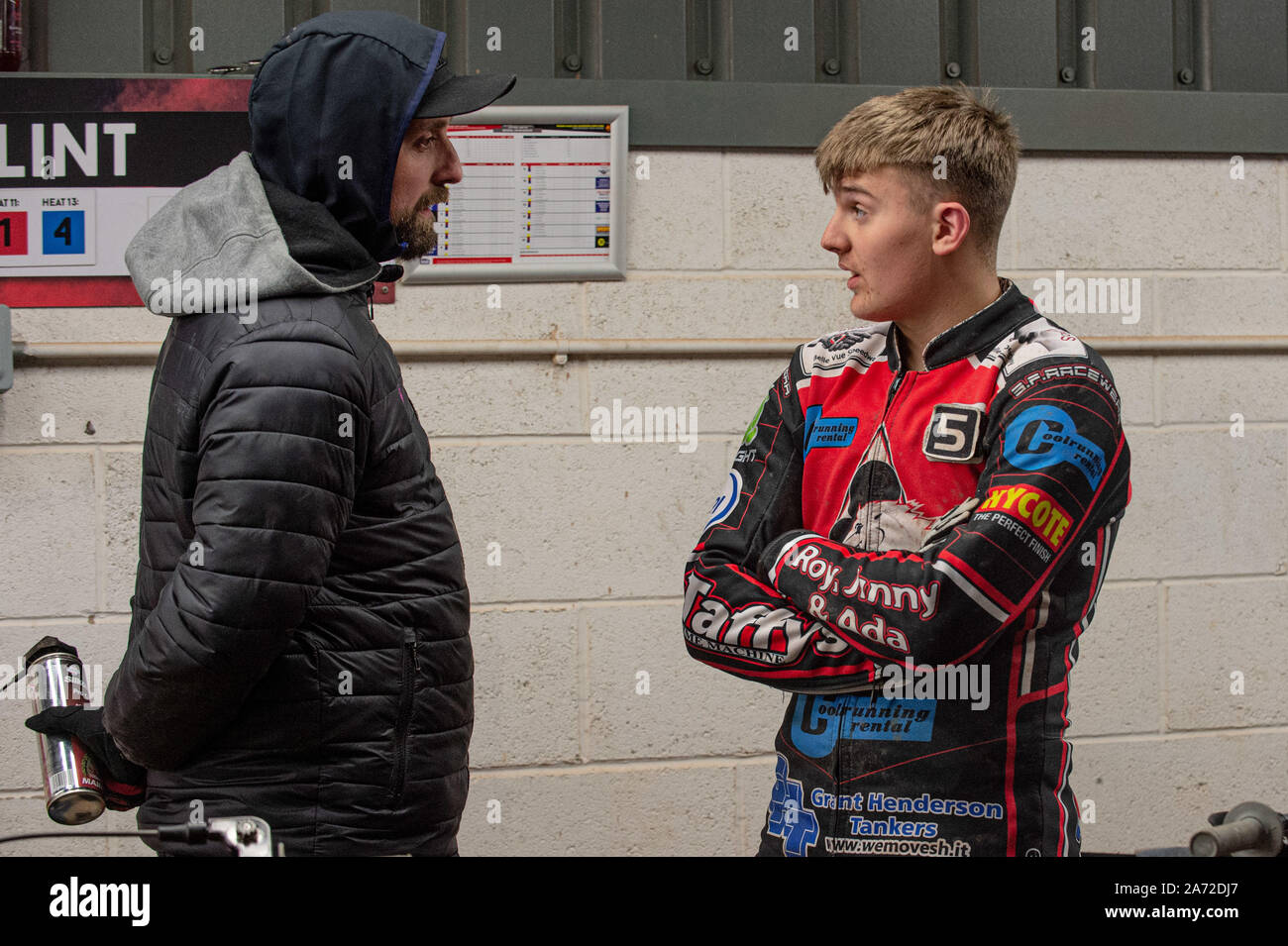 Manchester, UK. 29 Oct, 2019. MANCHESTER, Angleterre 29 octobre Leon Flint (droite) s'entretient avec le père Gary entre chauffe pendant le Belle Vue Colts v Leicester des lionceaux, SGB Ligue Nationale KO (2e finale de Coupe de la jambe) sur le Stade National Speedway, Manchester, mardi 29 octobre 2019 (Photo : Ian Charles | MI News) © MI News Crédit : MI News & Sport /Alamy Live News Banque D'Images