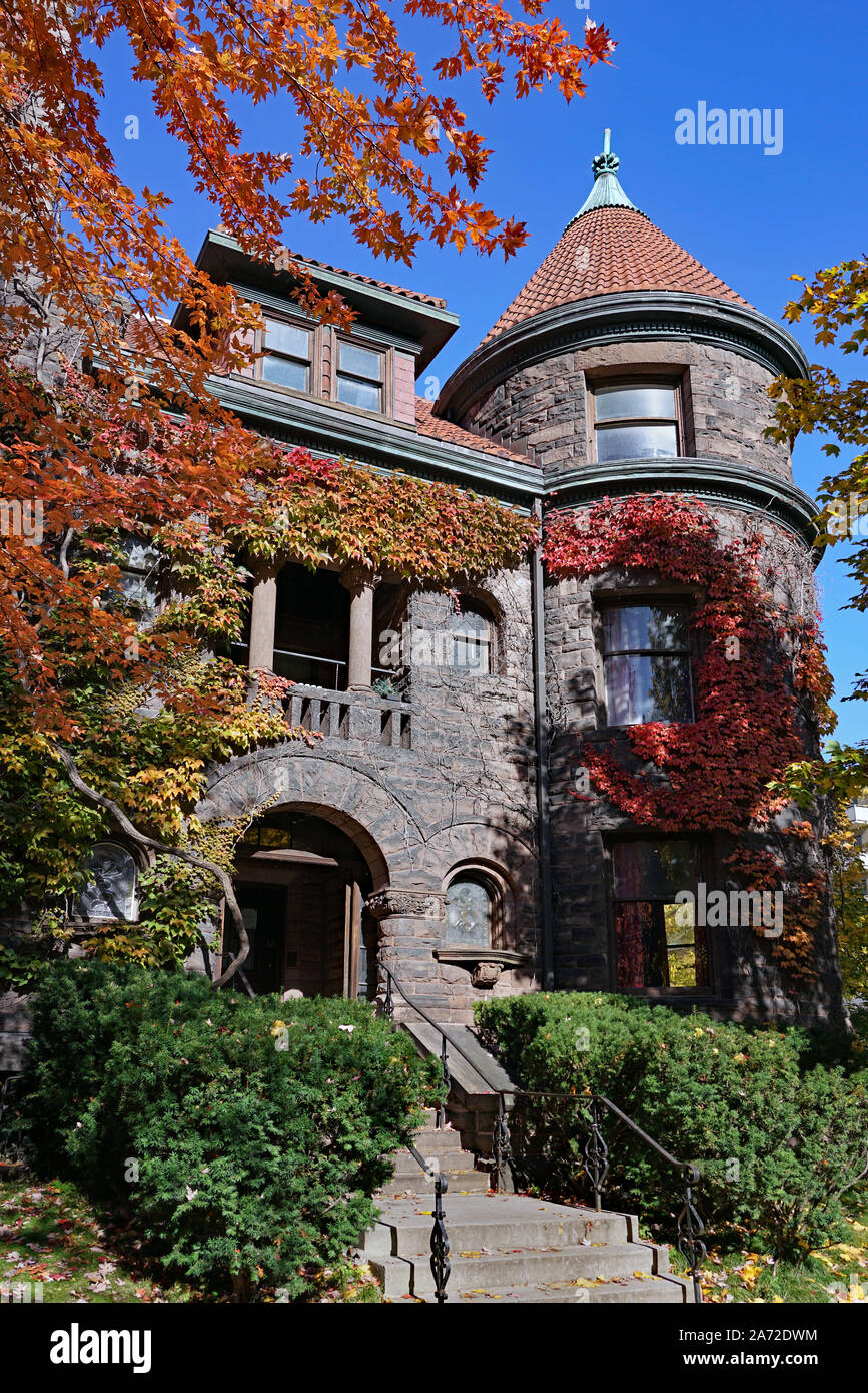 Vieux bâtiment en pierre couvert de lierre avec des couleurs d'automne Banque D'Images