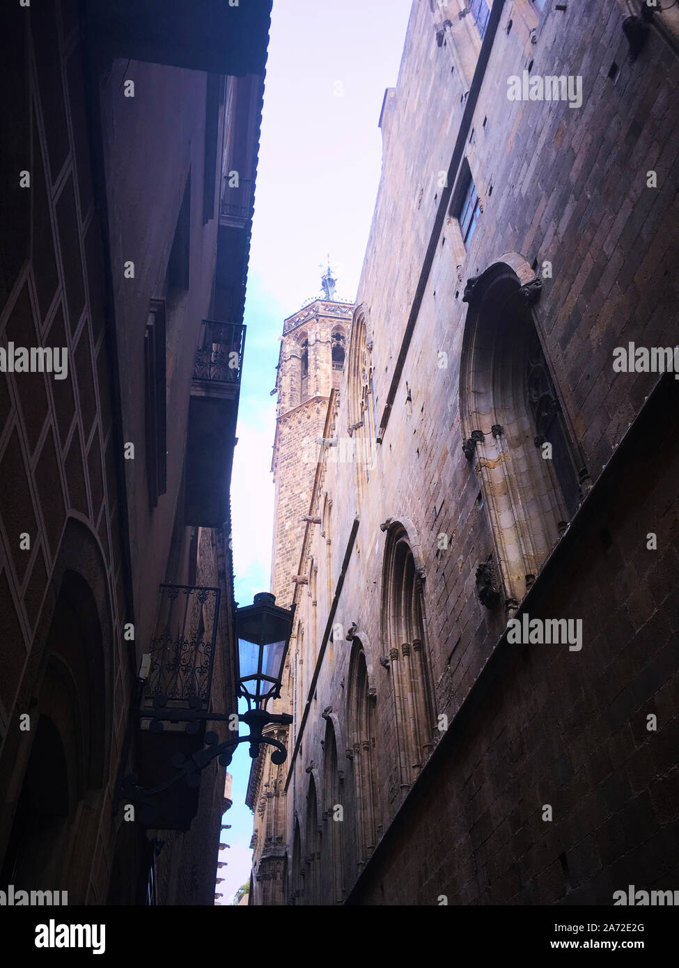 Bâtiments de la vieille ville imposants qui définissent les petites ruelles sinueuses du quartier gothique Banque D'Images