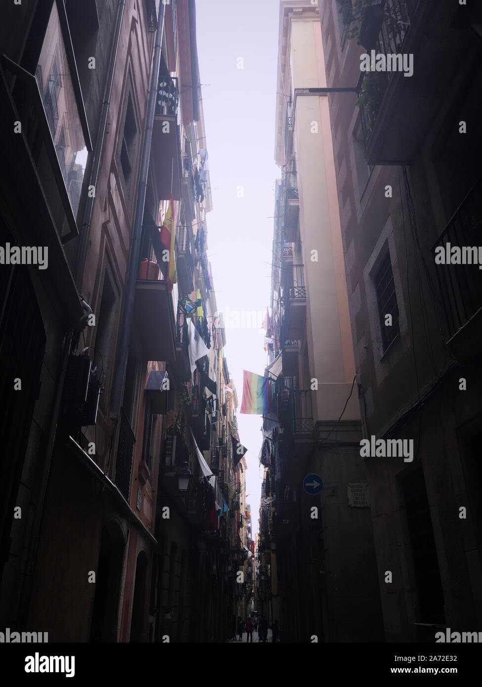 Bâtiments de la vieille ville imposants qui définissent les petites ruelles sinueuses du quartier gothique Banque D'Images