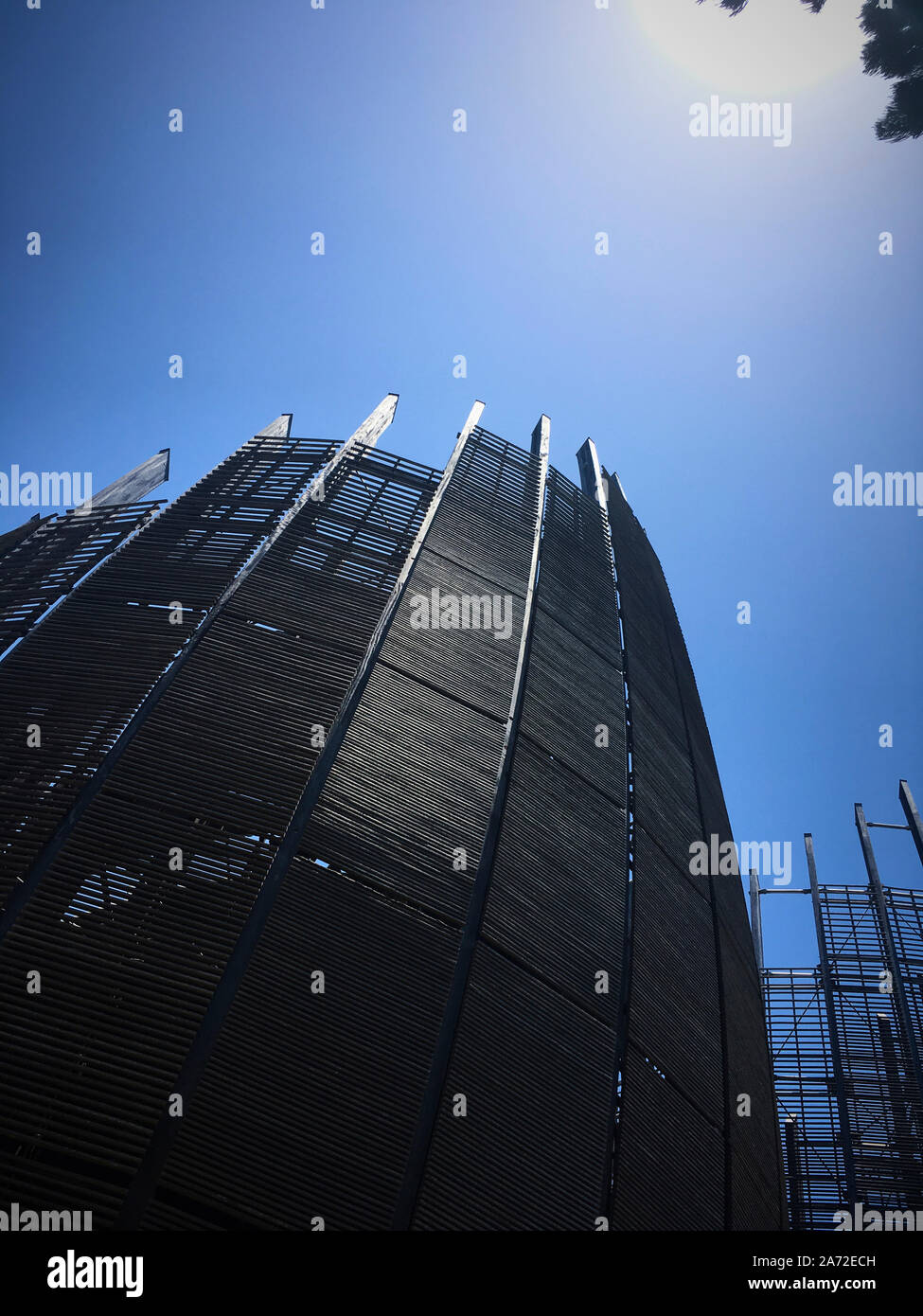 Une superbe pointe hut de la partie de la Centre culturel Jean-Marie Tjibaou conçu par Renzo Piano. Banque D'Images
