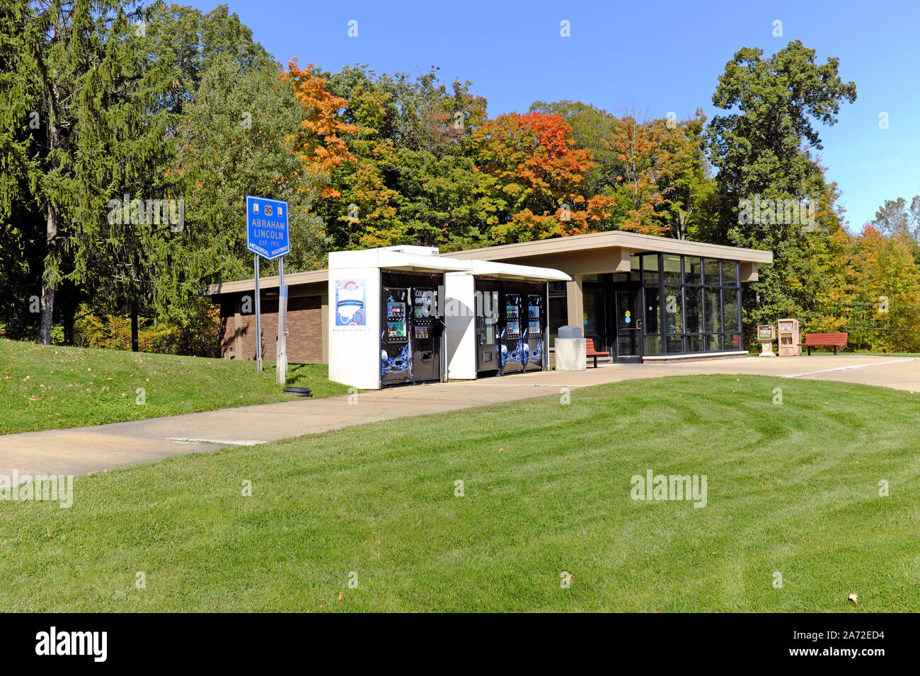 Une aire de repos de l'autoroute de l'Ohio offre des espaces verts pour se promener, des toilettes, de l'information, et des collations pour ceux qui voyagent à travers. Banque D'Images