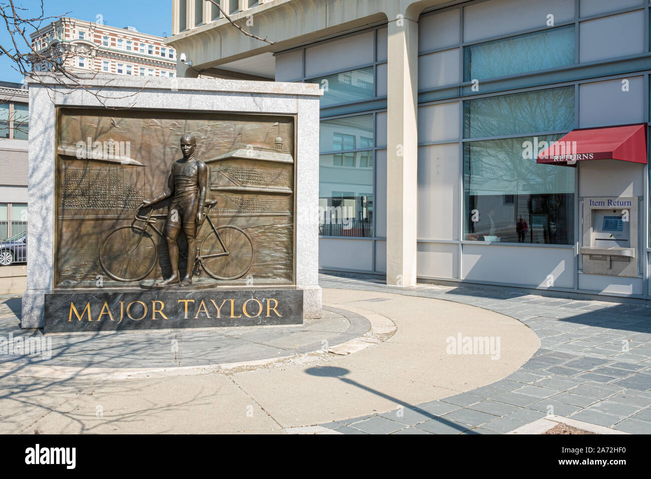 Statue de Major Taylor à la Bibliothèque publique de Worcester sur Salem Street, Worcester, MA Banque D'Images
