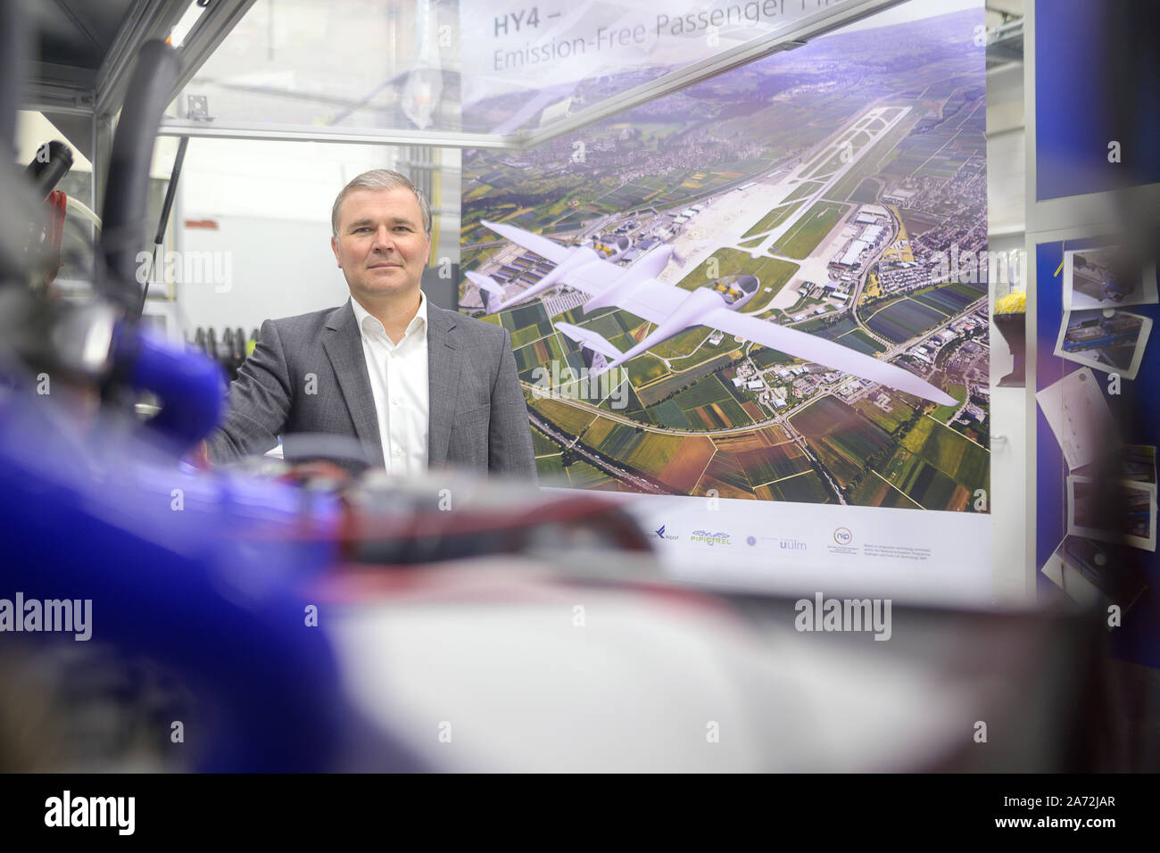 Stuttgart, Allemagne. 28 Oct, 2019. Josef Kallo, Coordinateur et Chef d'équipe du groupe de recherche sur l'intégration du système "énergie" au Centre aérospatial allemand (DLR) - Institut de la Thermodynamique technique, se dresse dans un laboratoire. (Dpa : 'La vision de l'horaire de vol électrique avec la pile à combustible') Credit : Sebastian Gollnow/dpa/Alamy Live News Banque D'Images