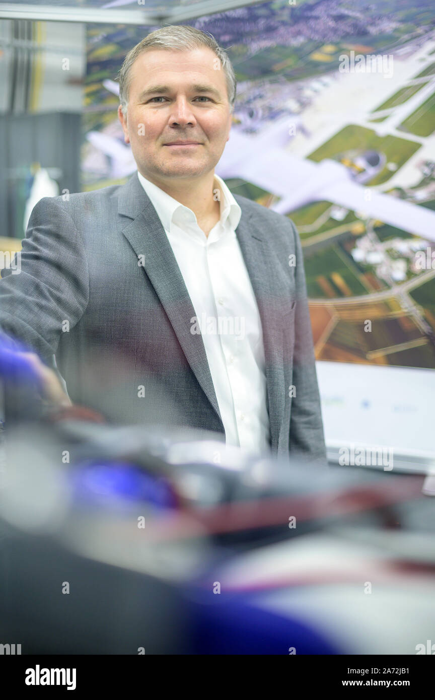 Stuttgart, Allemagne. 28 Oct, 2019. Josef Kallo, Coordinateur et Chef d'équipe du groupe de recherche sur l'intégration du système "énergie" au Centre aérospatial allemand (DLR) - Institut de la Thermodynamique technique, se dresse dans un laboratoire. (Dpa : 'La vision de l'horaire de vol électrique avec la pile à combustible') Credit : Sebastian Gollnow/dpa/Alamy Live News Banque D'Images