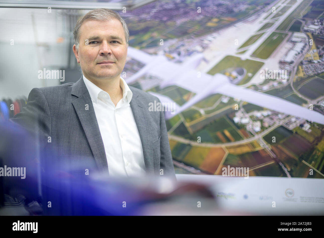 Stuttgart, Allemagne. 28 Oct, 2019. Josef Kallo, Coordinateur et Chef d'équipe du groupe de recherche sur l'intégration du système "énergie" au Centre aérospatial allemand (DLR) - Institut de la Thermodynamique technique, se dresse dans un laboratoire. (Dpa : 'La vision de l'horaire de vol électrique avec la pile à combustible') Credit : Sebastian Gollnow/dpa/Alamy Live News Banque D'Images