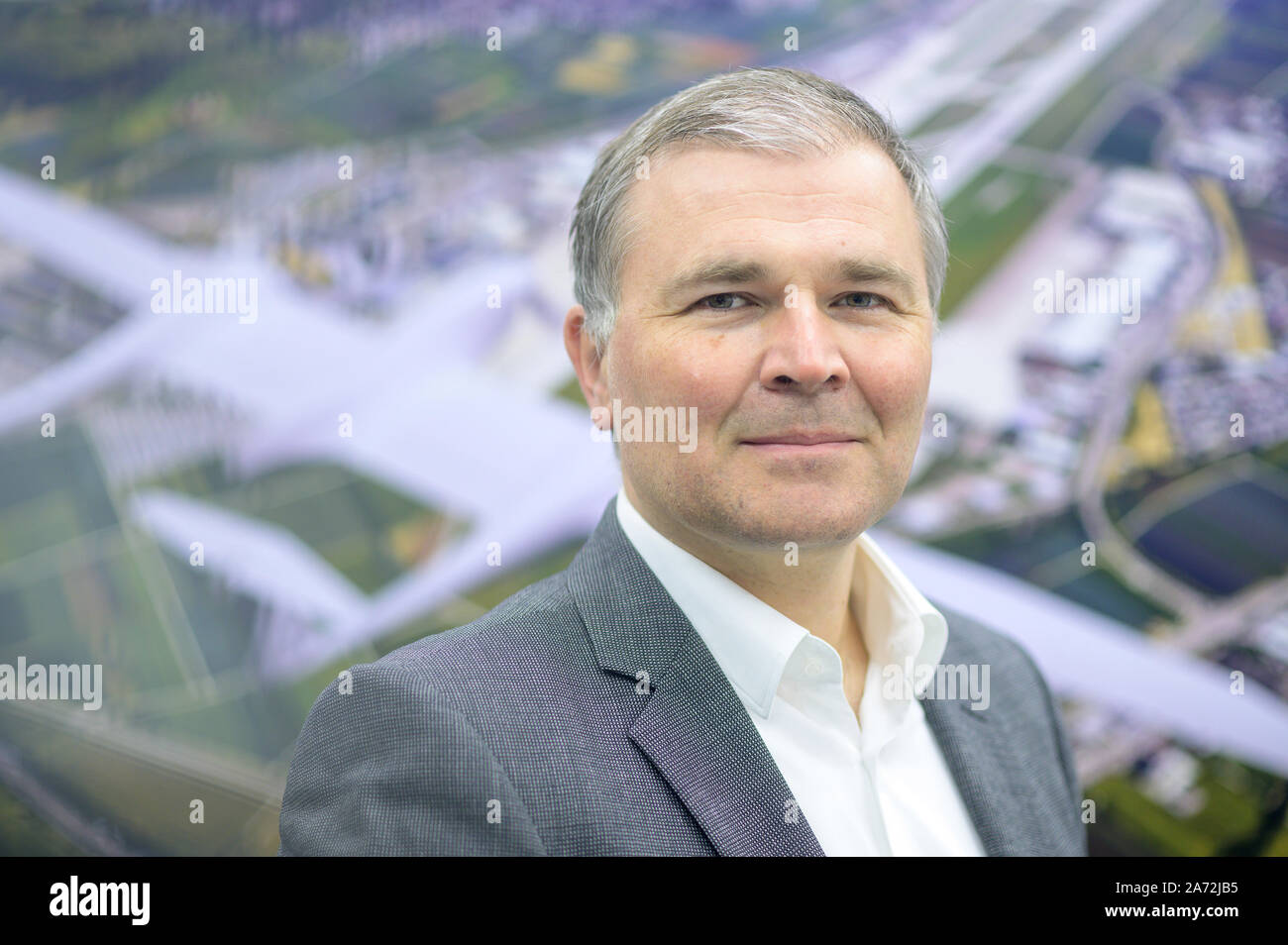 Stuttgart, Allemagne. 28 Oct, 2019. Josef Kallo, Coordinateur et Chef d'équipe du groupe de recherche sur l'intégration du système "énergie" au Centre aérospatial allemand (DLR) - Institut de la Thermodynamique technique, se dresse dans un laboratoire. (Dpa : 'La vision de l'horaire de vol électrique avec la pile à combustible') Credit : Sebastian Gollnow/dpa/Alamy Live News Banque D'Images