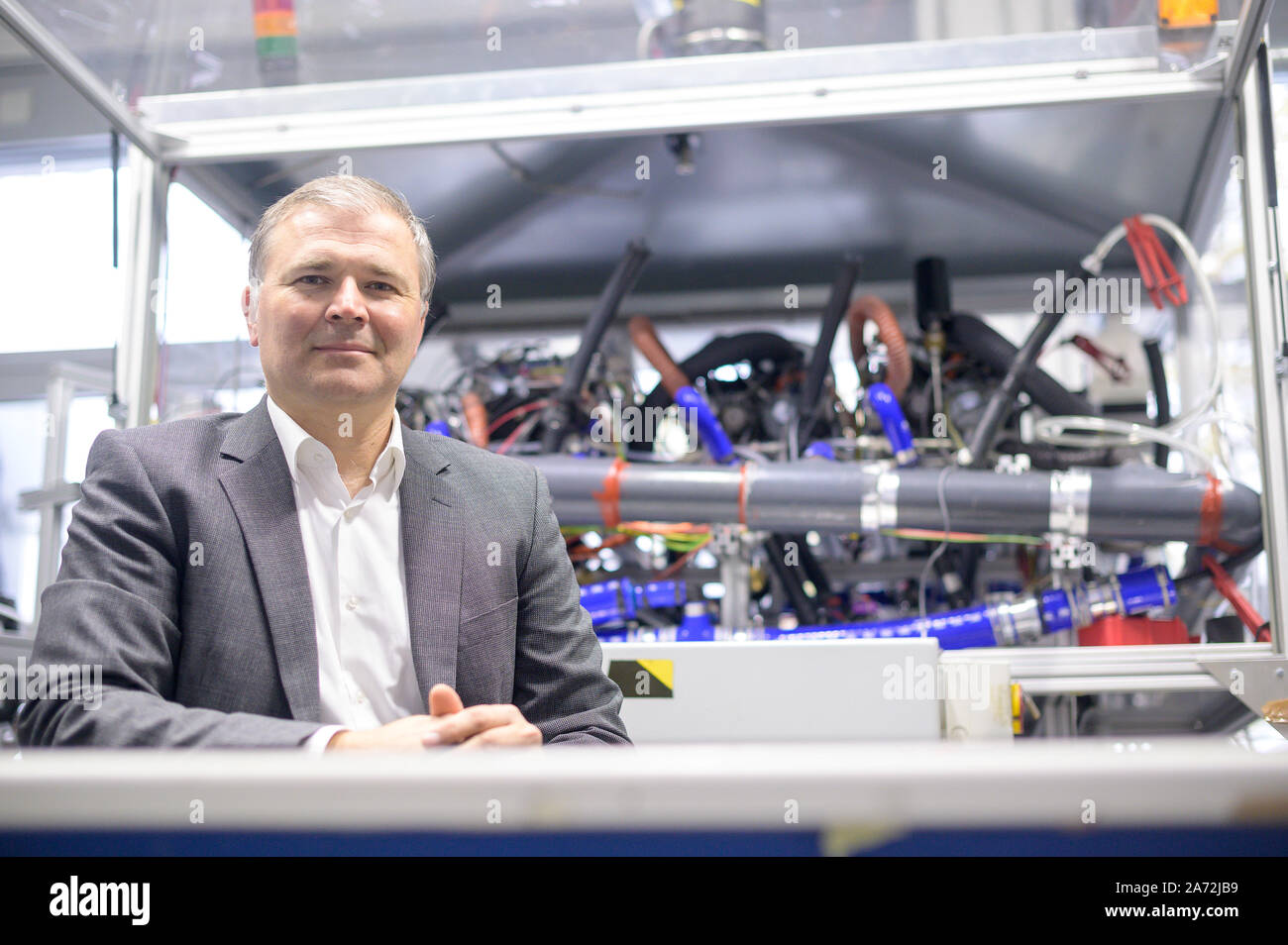 Stuttgart, Allemagne. 28 Oct, 2019. Josef Kallo, Coordinateur et Chef d'équipe du groupe de recherche sur l'intégration du système "énergie" au Centre aérospatial allemand (DLR) - Institut de la Thermodynamique technique, se dresse dans un laboratoire. (Dpa : 'La vision de l'horaire de vol électrique avec la pile à combustible') Credit : Sebastian Gollnow/dpa/Alamy Live News Banque D'Images