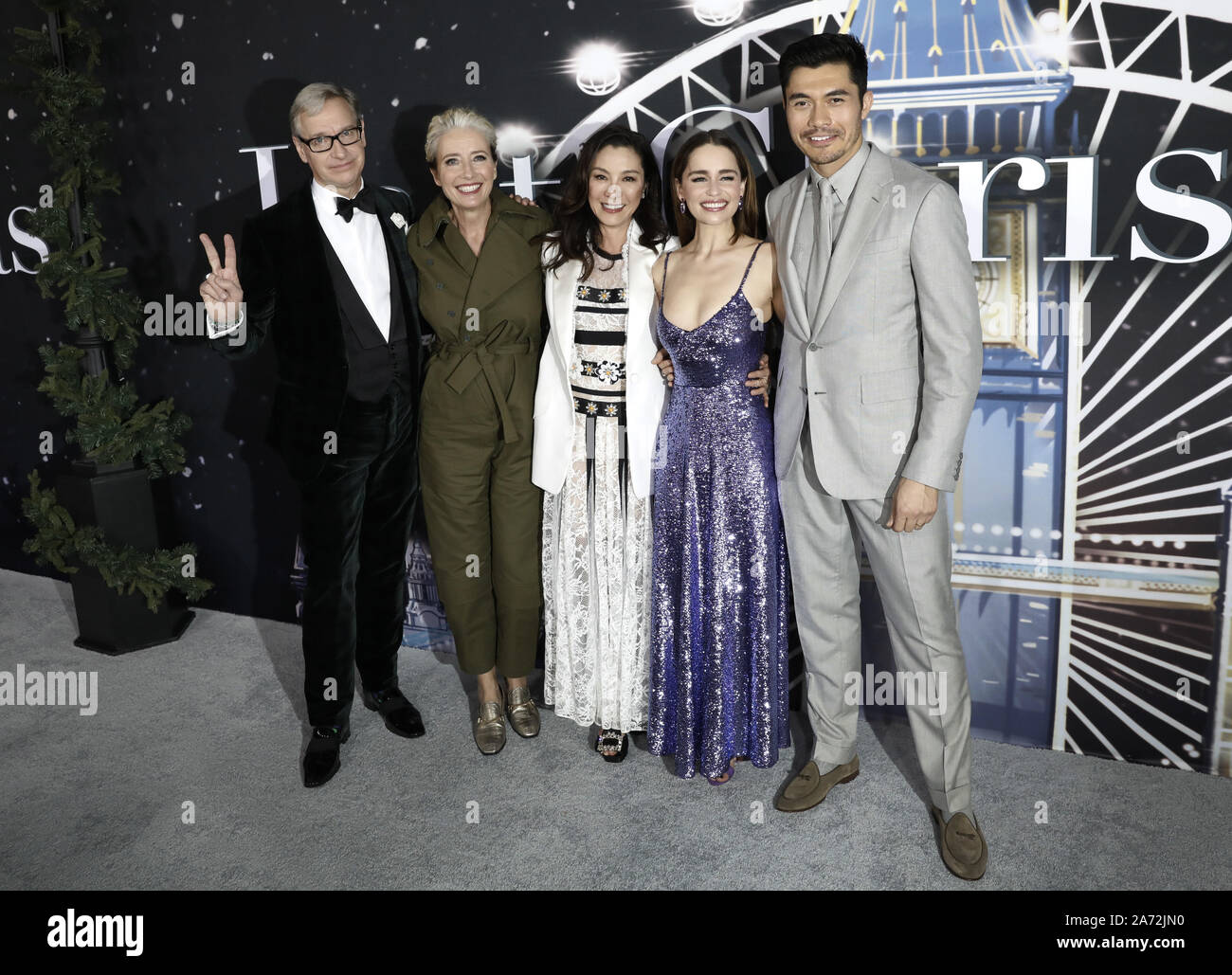 New York, États-Unis. 29 Oct, 2019. (L-R) Paul Feig réalisateur, acteurs Emma Thompson, Michelle Yeoh, Emilia Clarke et Henry Golding assister à la première du film 'Last Christmas' à l'AMC Lincoln Square Theatre le 29 octobre 2019 dans la ville de New York. Photo de Peter Foley/UPI UPI : Crédit/Alamy Live News Banque D'Images