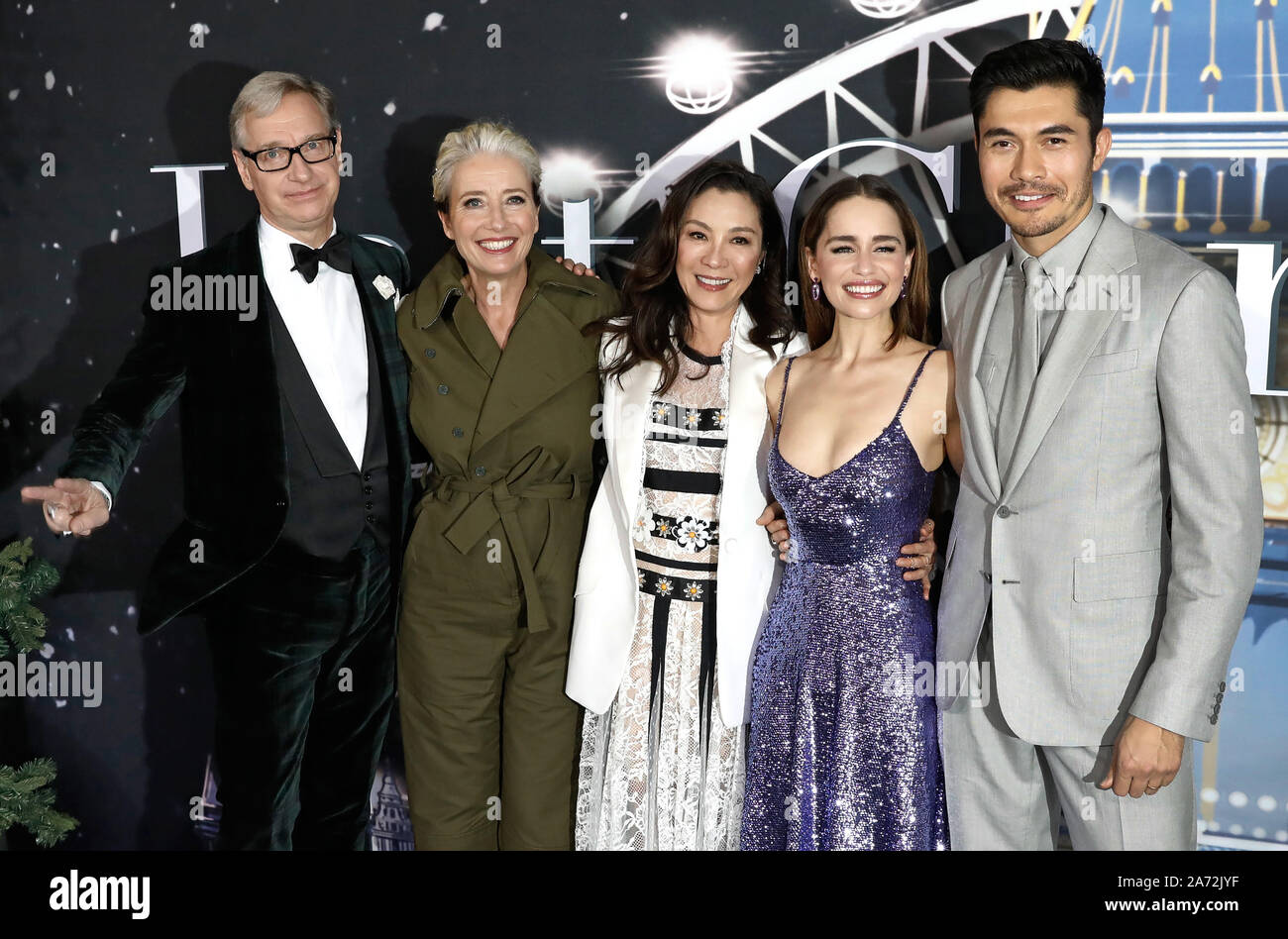 New York, États-Unis. 29 Oct, 2019. (L-R) Paul Feig réalisateur, acteurs Emma Thompson, Michelle Yeoh, Emilia Clarke et Henry Golding assister à la première du film 'Last Christmas' à l'AMC Lincoln Square Theatre le 29 octobre 2019 à New York City.Photo de Peter Foley/UPI UPI : Crédit/Alamy Live News Banque D'Images