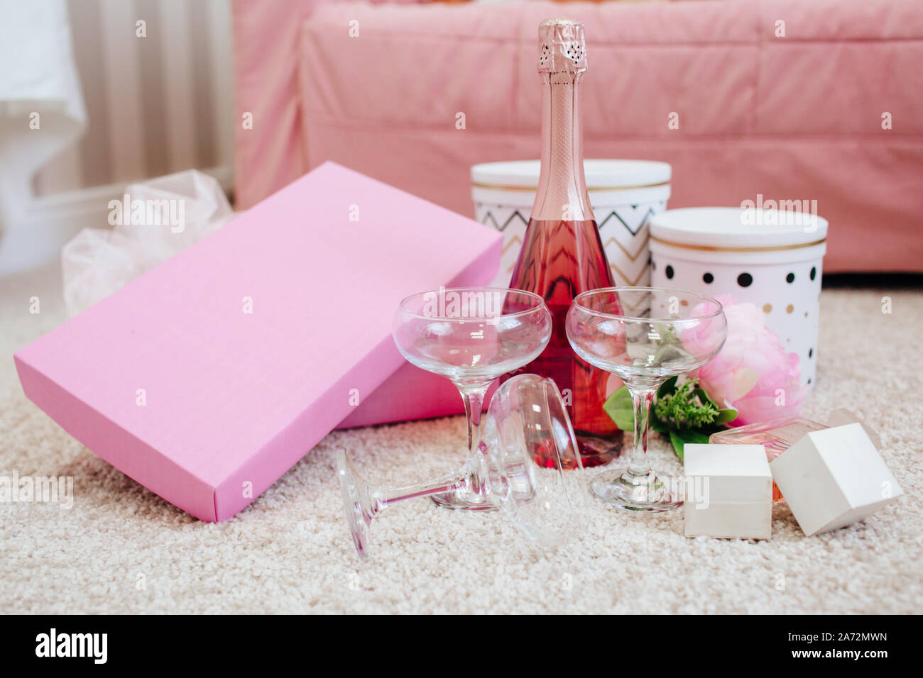 Petits gâteaux de mariage rose pour une partie dans une boîte en or. Banque D'Images