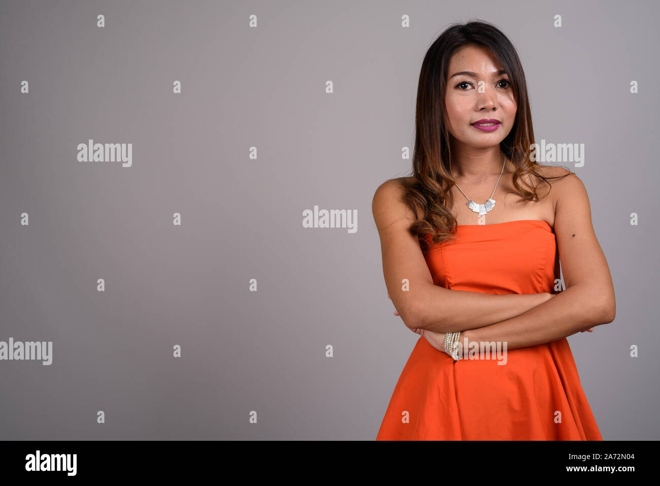 Portrait de femme asiatique avec les cheveux ondulés Banque D'Images