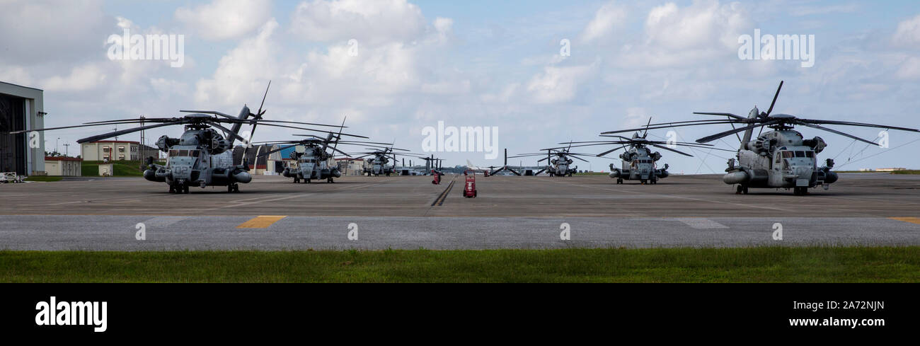 CH-53E Super Stallion Helicopters s'asseoir sur le tarmac en préparation pour un déploiement rapide, mené par Marine Aircraft Wing, 1ère III Marine Expeditionary Force à Okinawa, Japon, le 24 octobre 2019. En tant que seul MEF déployées à l'avant, III MEF est stratégiquement postured à répondre rapidement et efficacement à une crise à l'aide d'austère, bases et expéditionnaire établi au sein de l'aviation de l'Indopacifique. (U.S. Marine Corps photo par Lance Cpl. Tanner D. Lambert) Banque D'Images