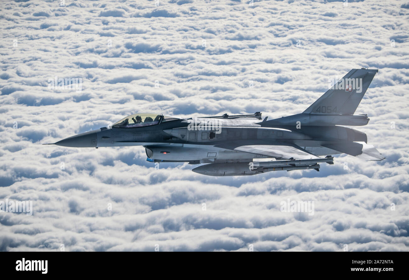 Un Polish Air Force F-16C Fighting Falcon s'engage dans un projet d'intercepter d'un U.S. Air Force B-52H Stratofortress Bombardier au cours de l'Europe Groupe de travail 20-1, le 28 octobre 2019, sur la Pologne. Ce déploiement permet aux équipages et au personnel de soutien, afin de procéder à l'intégration et de théâtre afin d'améliorer l'interopérabilité avec les partenaires des bombardiers et les pays alliés. (U.S. Air Force photo par un membre de la 1re classe Duncan C. Bevan) Banque D'Images