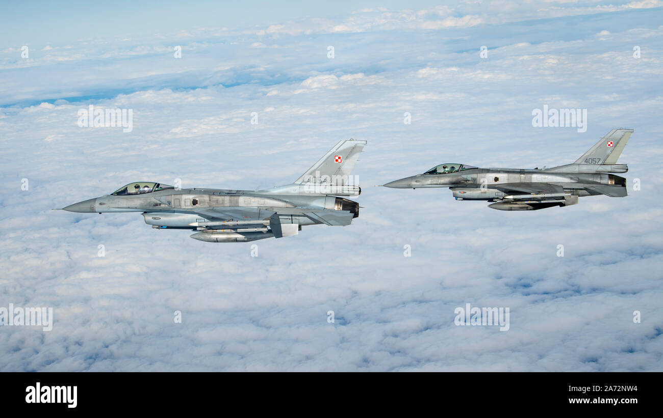 Deux Polish Air Force F-16C Fighting Falcon s'engager dans un projet d'intercepter d'un U.S. Air Force B-52H Stratofortress Bombardier au cours de l'Europe Groupe de travail 20-1, le 28 octobre 2019, au cours de la Pologne. Ce déploiement permet aux équipages et au personnel de soutien, afin de procéder à l'intégration et de théâtre afin d'améliorer l'interopérabilité avec les partenaires des bombardiers et les pays alliés. (U.S. Air Force photo par un membre de la 1re classe Duncan C. Bevan) Banque D'Images