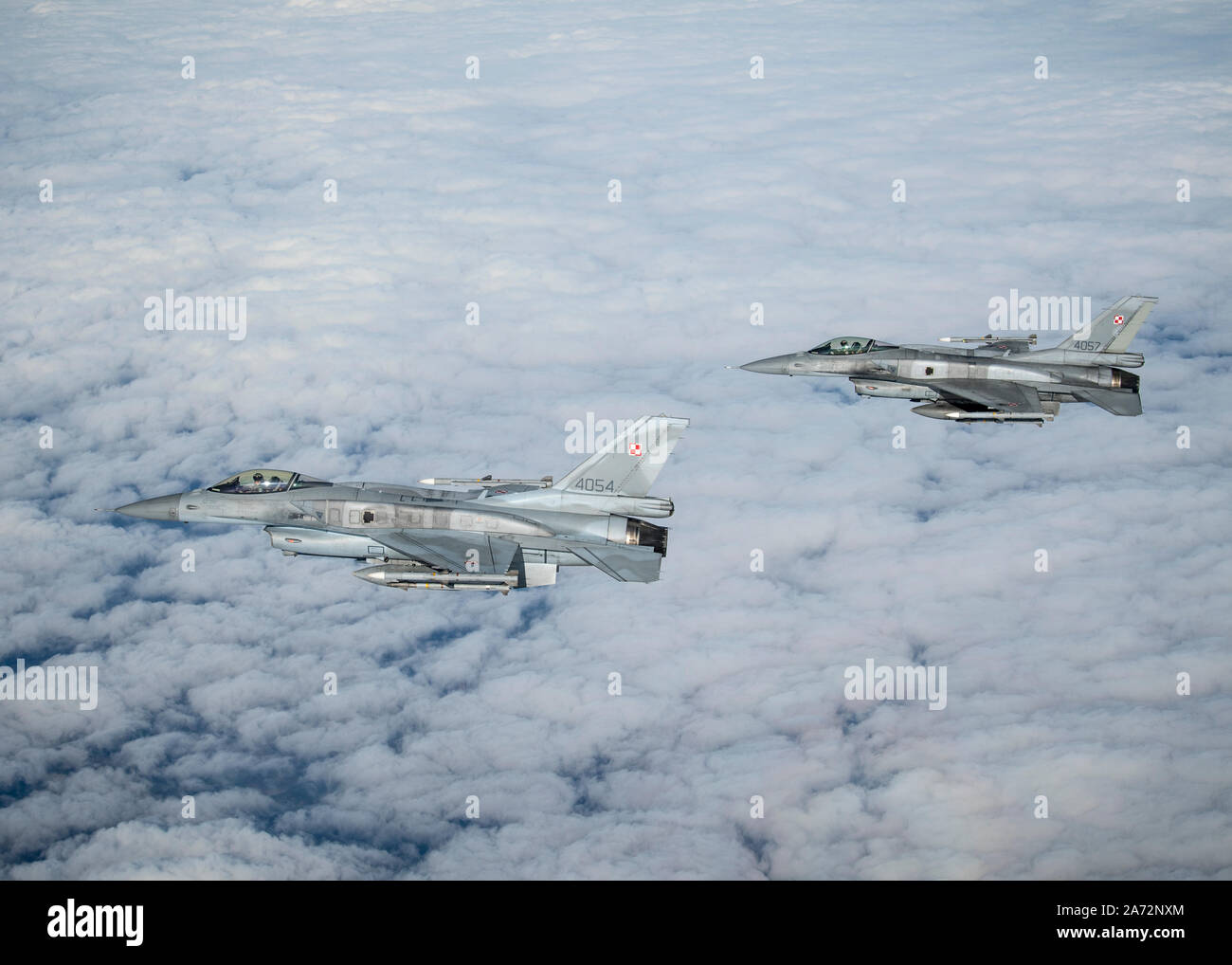 Deux Polish Air Force F-16C Fighting Falcon s'engager dans un projet d'intercepter d'un U.S. Air Force B-52H Stratofortress Bombardier au cours de l'Europe Groupe de travail 20-1, le 28 octobre 2019, au cours de la Pologne. Ce déploiement permet aux équipages et au personnel de soutien, afin de procéder à l'intégration et de théâtre afin d'améliorer l'interopérabilité avec les partenaires des bombardiers et les pays alliés. (U.S. Air Force photo par un membre de la 1re classe Duncan C. Bevan) Banque D'Images