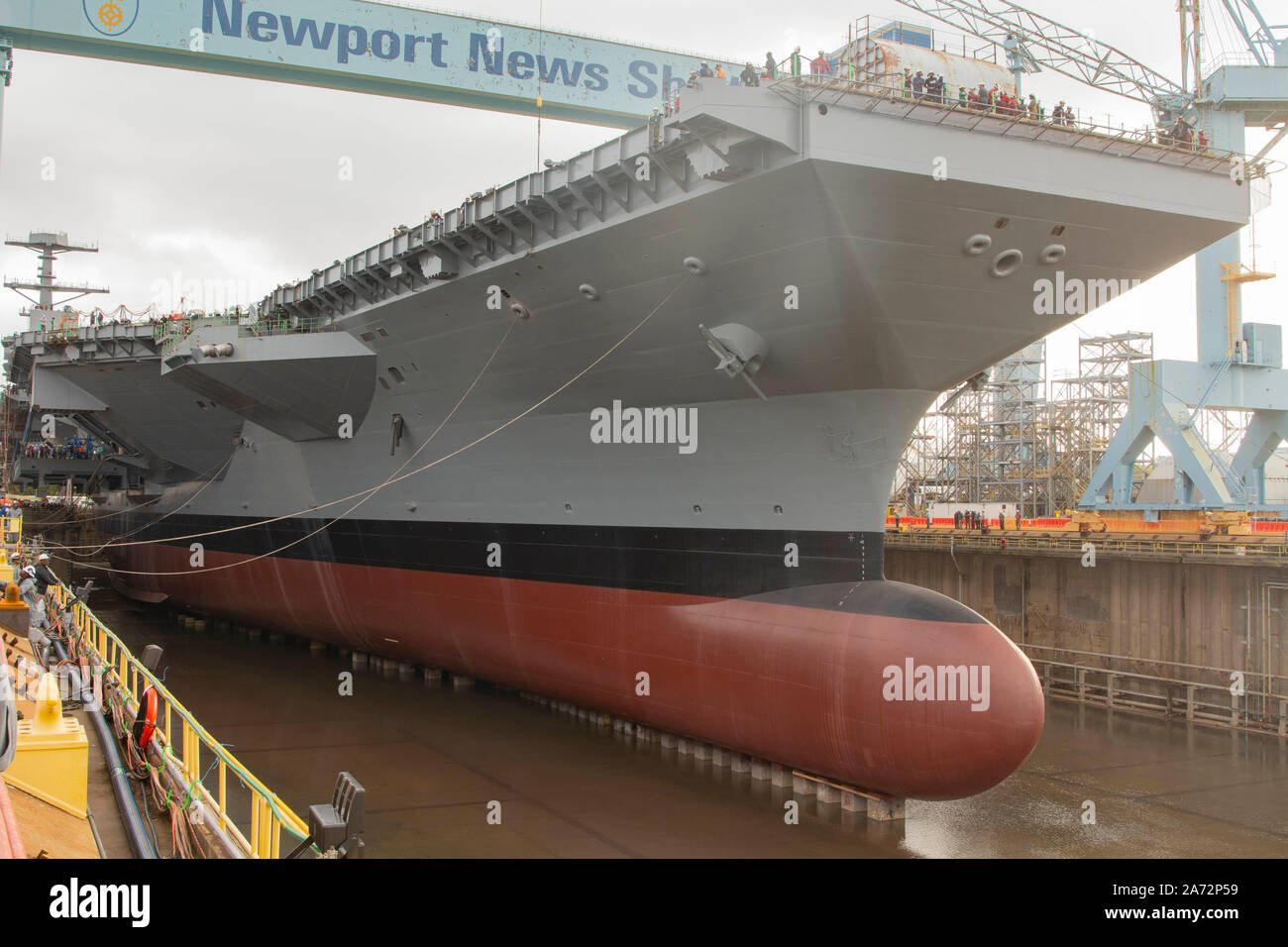 191029-N-BD319-110 Newport News, Virginie (29 octobre 2019) Pre-Commissioning (PCU) John F. Kennedy (CVN 79) atteint un nouveau jalon dans sa construction comme leur zone de cale sèche est inondé trois mois d'avance sur son calendrier de production est prévue avant le baptême de la deuxième porte-avions de classe Ford, prévue pour le 7 décembre. L'inondation de la cale sèche suit d'autres étapes clés, y compris la pose de la quille du navire le 22 août 2015, le placement de la 588-tonne métrique de la superstructure de l'île le 29 mai 2019, et l'arrivée de l'équipage le 1 er octobre 2019. Kennedy est actuellement en Banque D'Images