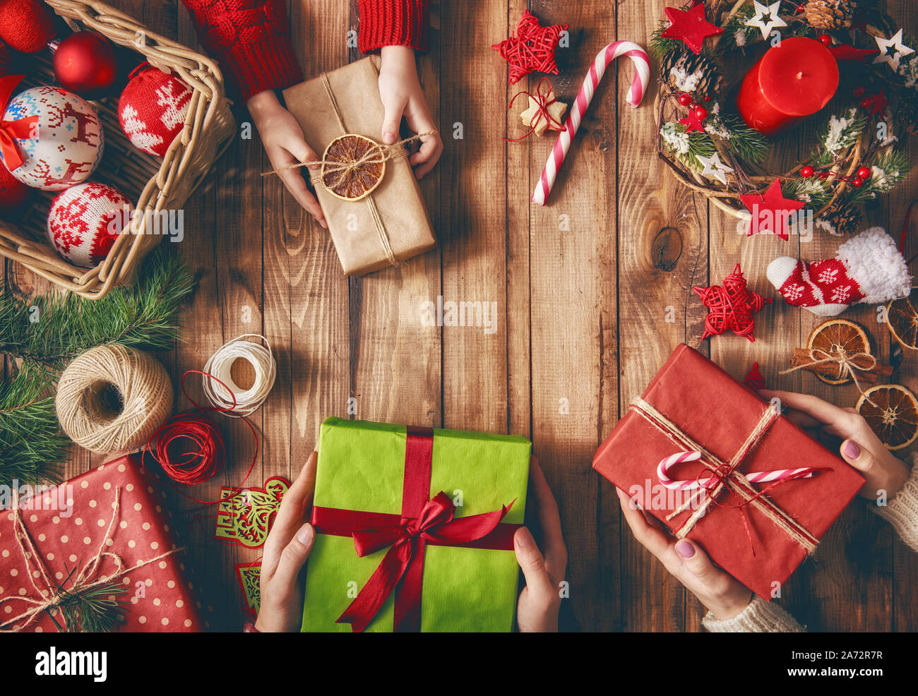 Joyeux Noël et de bonnes vacances ! Une mère, un père et sa fille préparer des cadeaux de Noël. Noël, cadeaux, candy avec ornements de Noël. Haut de la vie Banque D'Images