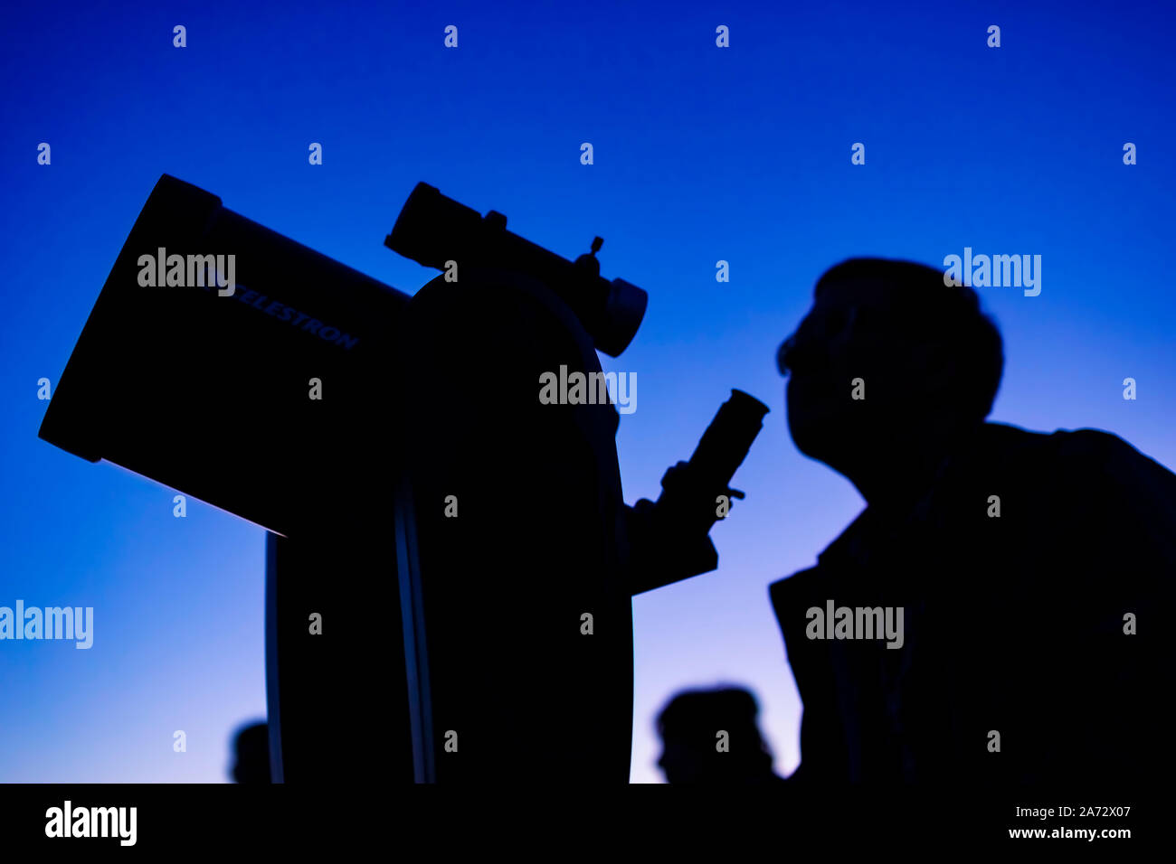 Don avec son CPC Celestron Schmidt-Cassegrain 8 portée en l'alignant au crépuscule. C'était au 26 juillet 2019 Voie Lactée nuit à l'observ Rothney Banque D'Images