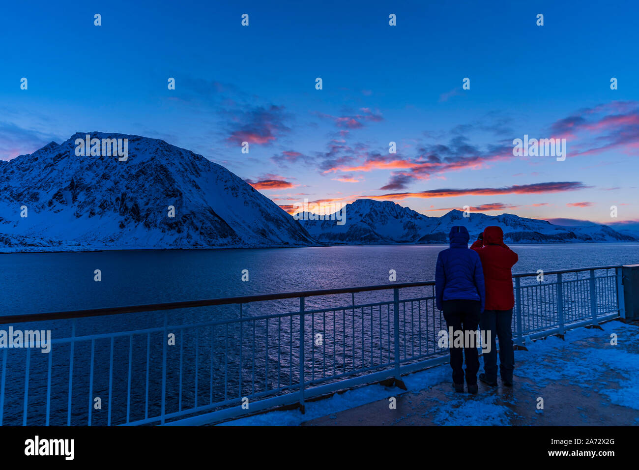 En regardant le coucher du soleil en Norvège à partir de la ms Trollfjord en direction sud sur le voyage, le 2 mars 2019. Banque D'Images