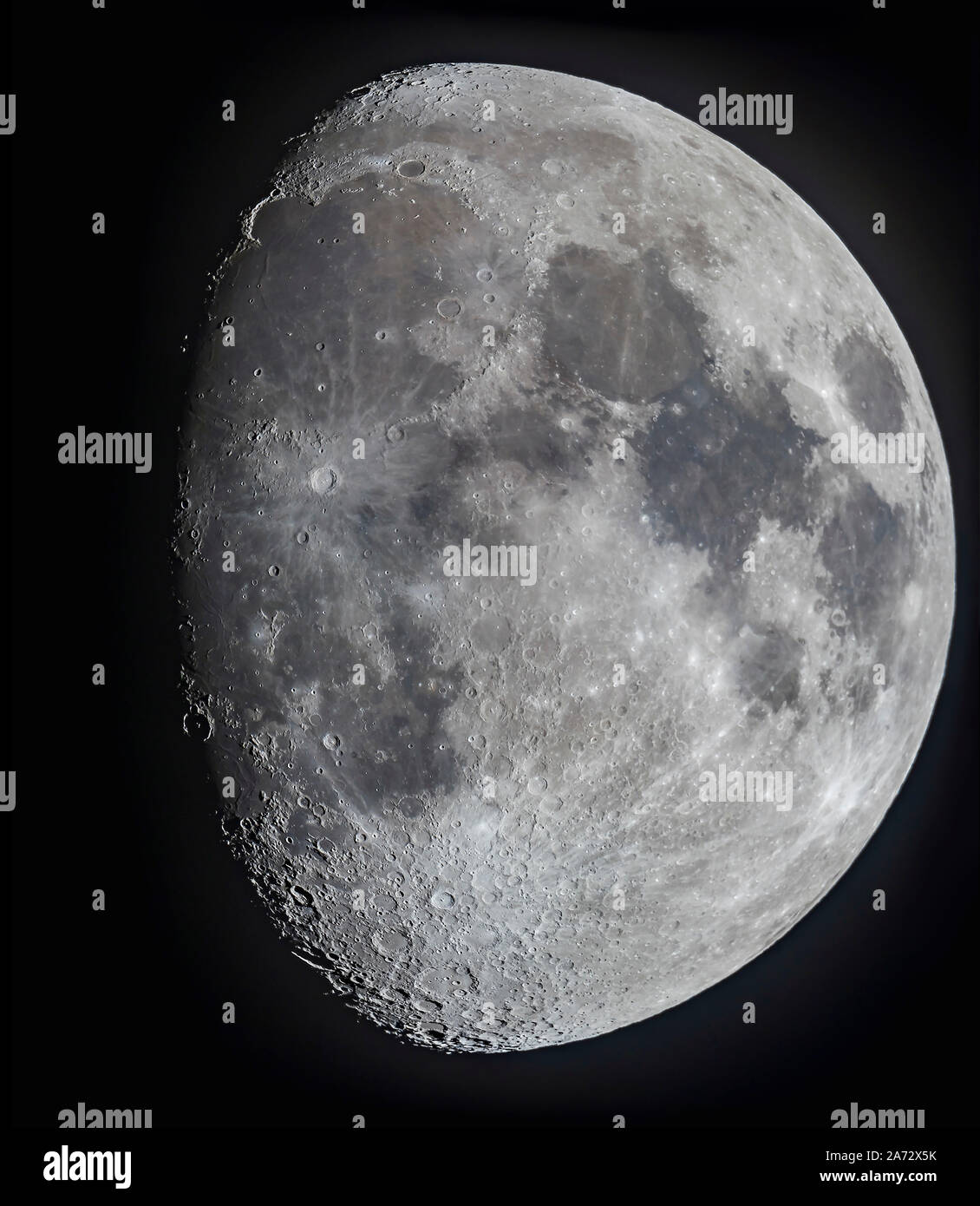 Un panorama ou mosaïque des 10 jours, Lune gibbeuse, le 16 mars 2019, montrant le disque complet et l'ampleur des détails incroyables le long du terminateur, th Banque D'Images