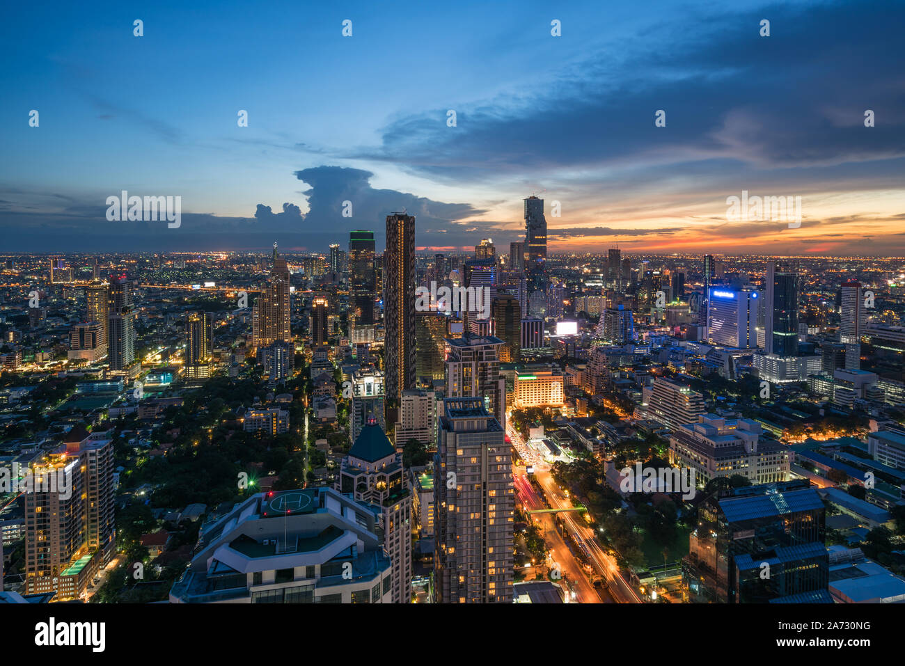 Immeuble moderne dans le quartier des affaires de Bangkok à Bangkok city skyline, au crépuscule, avec la Thaïlande. Banque D'Images