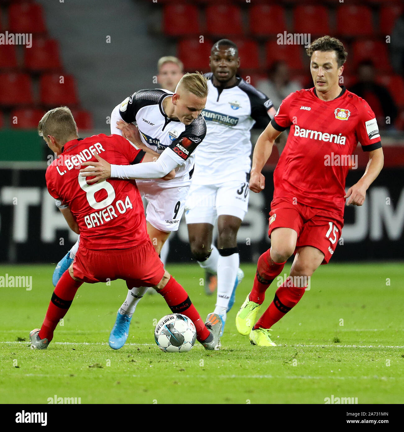 Leverkusen, Allemagne. 29 Oct, 2019. Lars Bender (L) de Leverkusen rivalise avec Kai Proger de Paderborn au cours d'une saison 2019-2020 coupe d'Allemagne deuxième tour entre Bayer Leverkusen 04 et SC Paderborn 07 à Leverkusen, Allemagne, le 29 octobre 2019. Credit : Joachim Bywaletz/Xinhua/Alamy Live News Banque D'Images