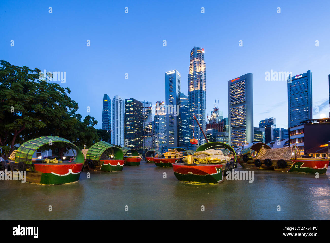 Installation artistique de bumboat qui transportent des sacs de riz et d'autres marchandises utilisées pour décharger à Boat Quay jusqu'à la fin des années 80 Plus tard rédéveloppé à l'usage commercial Banque D'Images