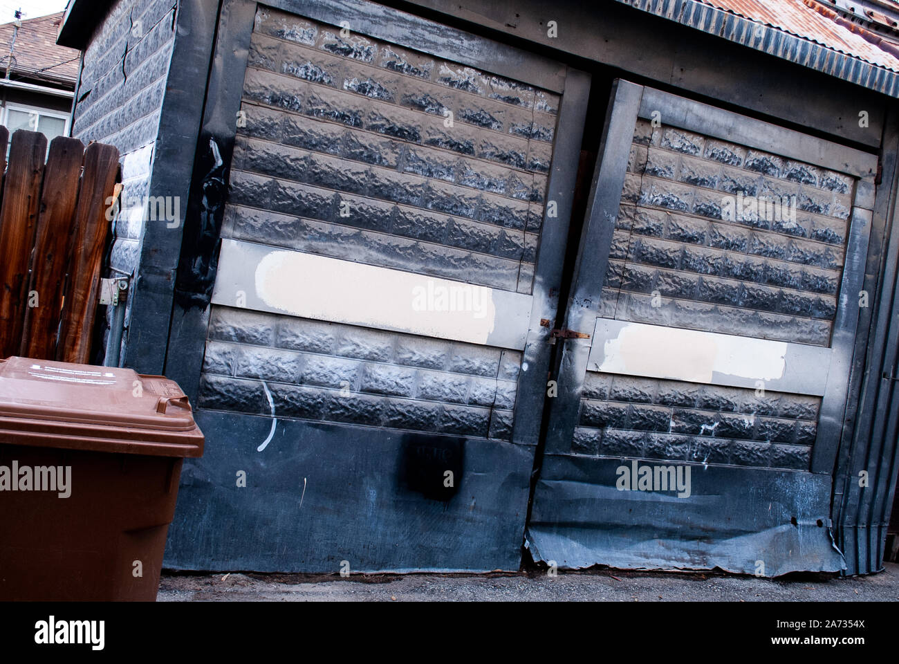 Garages par le parc Banque D'Images