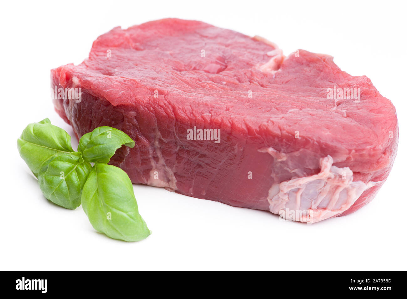 Un steak cru isolé sur fond blanc Banque D'Images