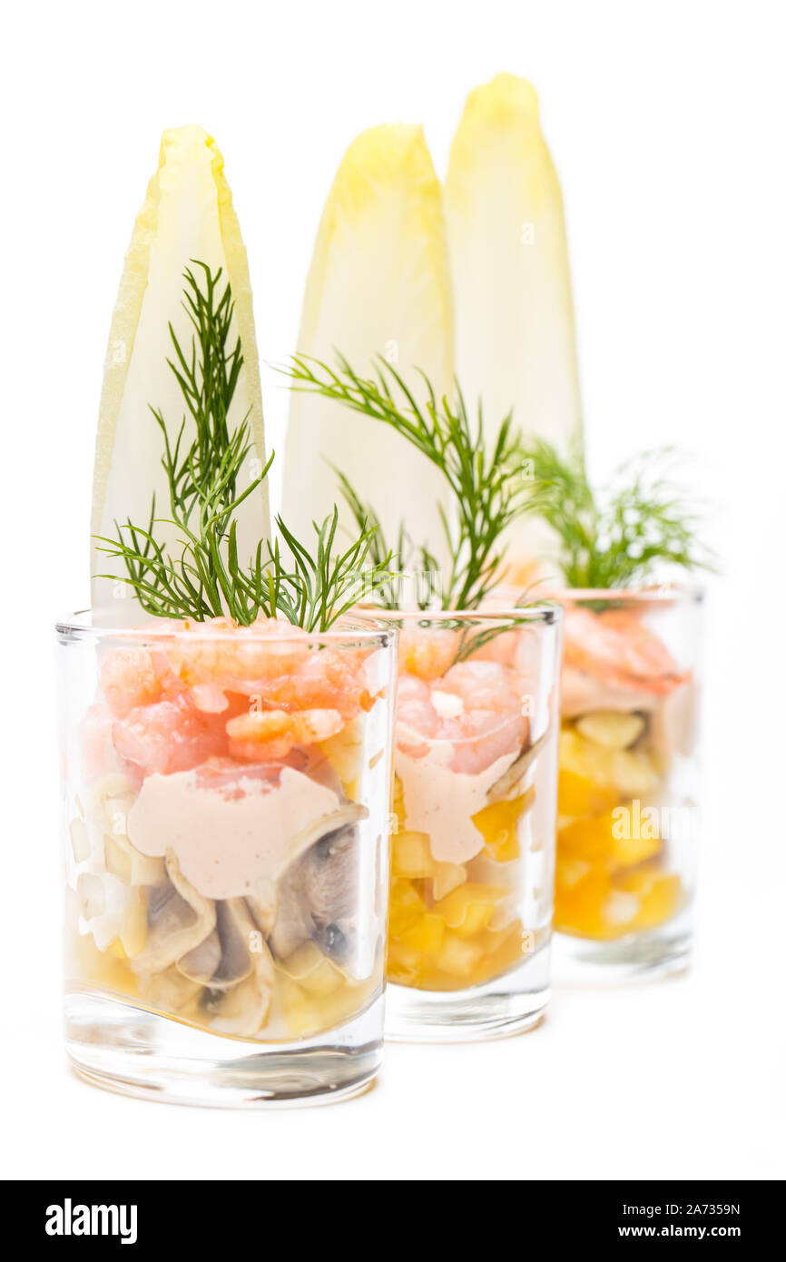 Buffet de poissons : des cocktails de crevettes dans une rangée isolé sur fond blanc Banque D'Images