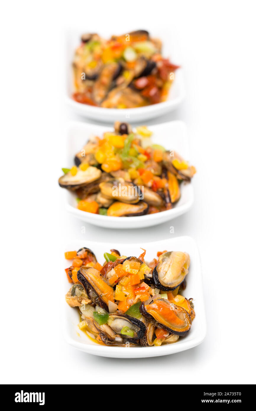 Trois tasses de moules isolé sur fond blanc Banque D'Images