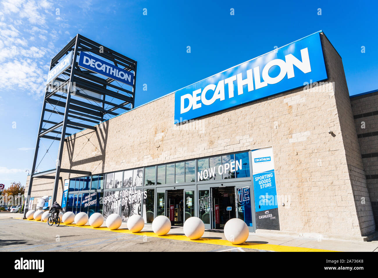 Oct 18, 2019 San Francisco Int'l / CA / USA - Vue extérieure de Decathlon Articles de sport magasin phare, le premier ouvert dans la région de la baie de San Francisco, près de Oakl Banque D'Images