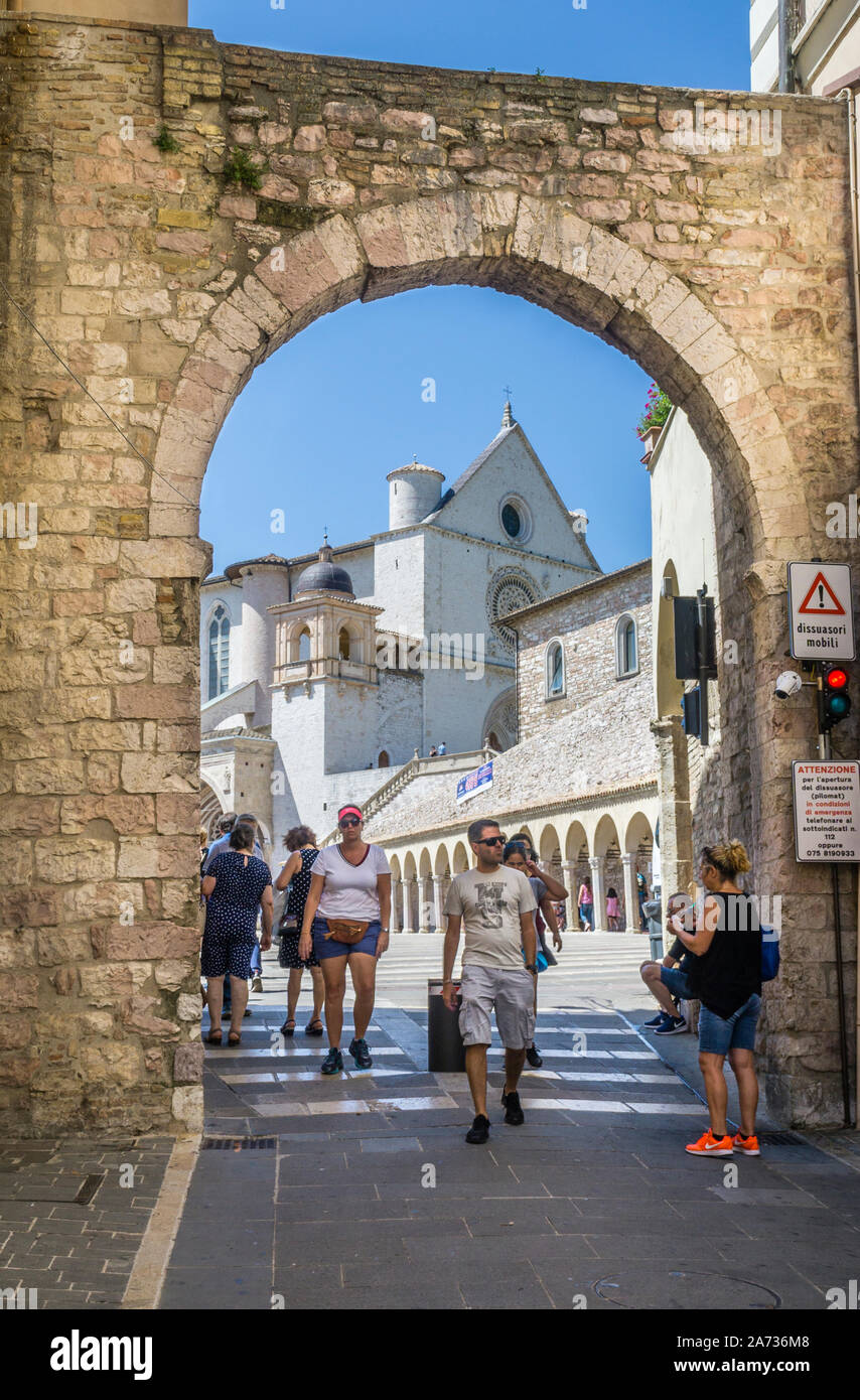 Vue de la Basse Plaza de Saint François à partir de l'entrée de la Via Frate Elia, Basilique de Saint François d'Assise, Ombrie, Italie Banque D'Images