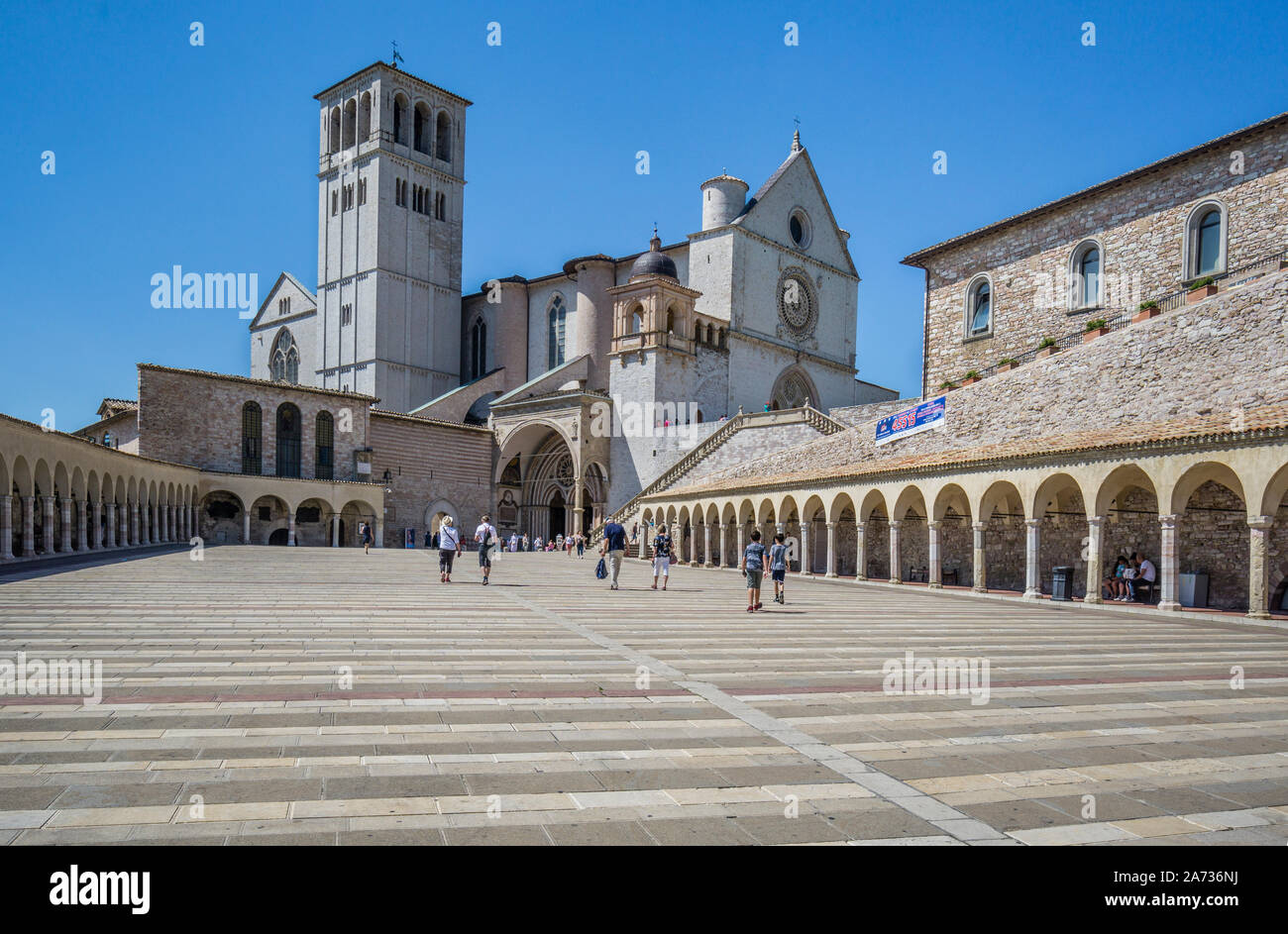 Basilique de Saint François d'assise vu à partir de la partie inférieure de la Place Saint François, assise, Ombrie, Italie Banque D'Images
