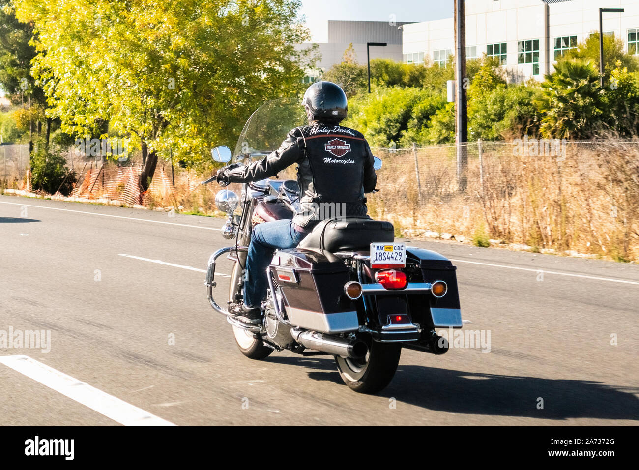 Oct 18, 2019 San Jose / Californie / USA - Biker riding a motorcycle Harley Davidson sur l'autoroute ; baie de San Francisco Banque D'Images