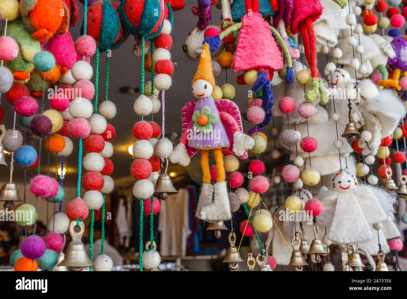 L'impression de jouets et de la décoration, de l'artisanat d'étals de rue dans la région de Pokhara, Népal Banque D'Images