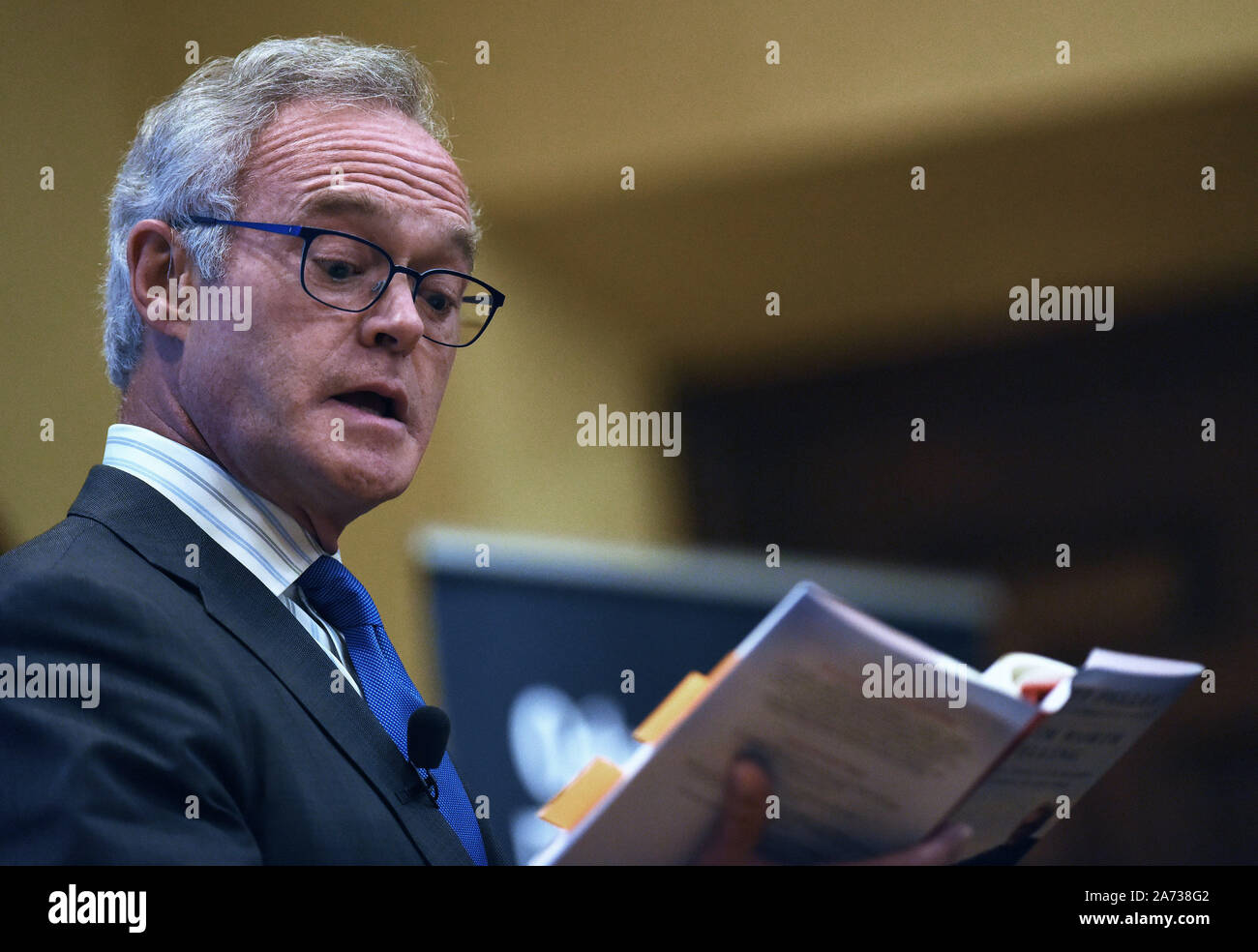 Winter Park, United States. 29 Oct, 2019. Auteur et journaliste de CBS News Scott Pelley lit à partir de son livre 2019, vaut Vérité : Un journaliste à la recherche de sens dans l'histoire de notre temps, au cours d'une allocution au Collège Rollins. Credit : SOPA/Alamy Images Limited Live News Banque D'Images